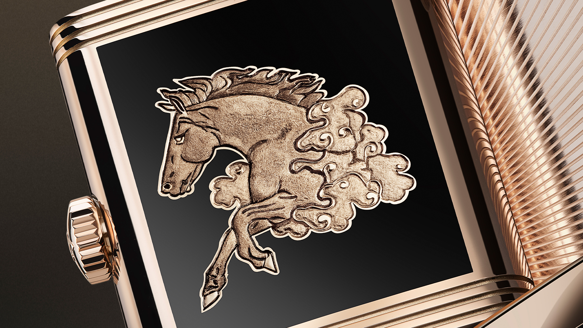 18K玫瑰金錶背先飾有黑色大明火琺瑯，再由工匠運用「模雕」(Modelled Engraving) 鐫刻金色駿馬圖案。過程運用10 種不同大小的鑿刀雕鑿而成，單是這道工序平均耗費80小時。PHOTO/ JAEGER-LECOULTRE