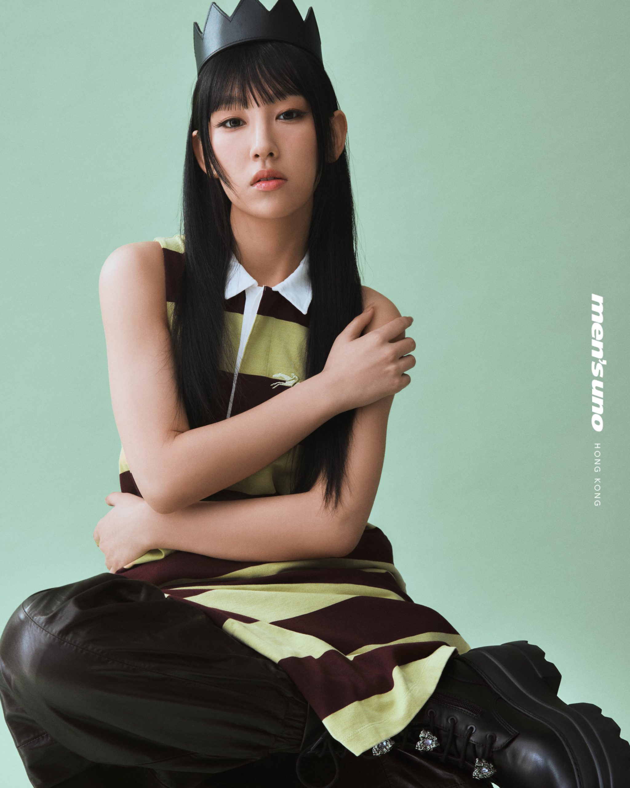 Longchamp 啡綠橫間長裙；Max & Co. 黑色皮褲；Charles & Keith 黑色短靴