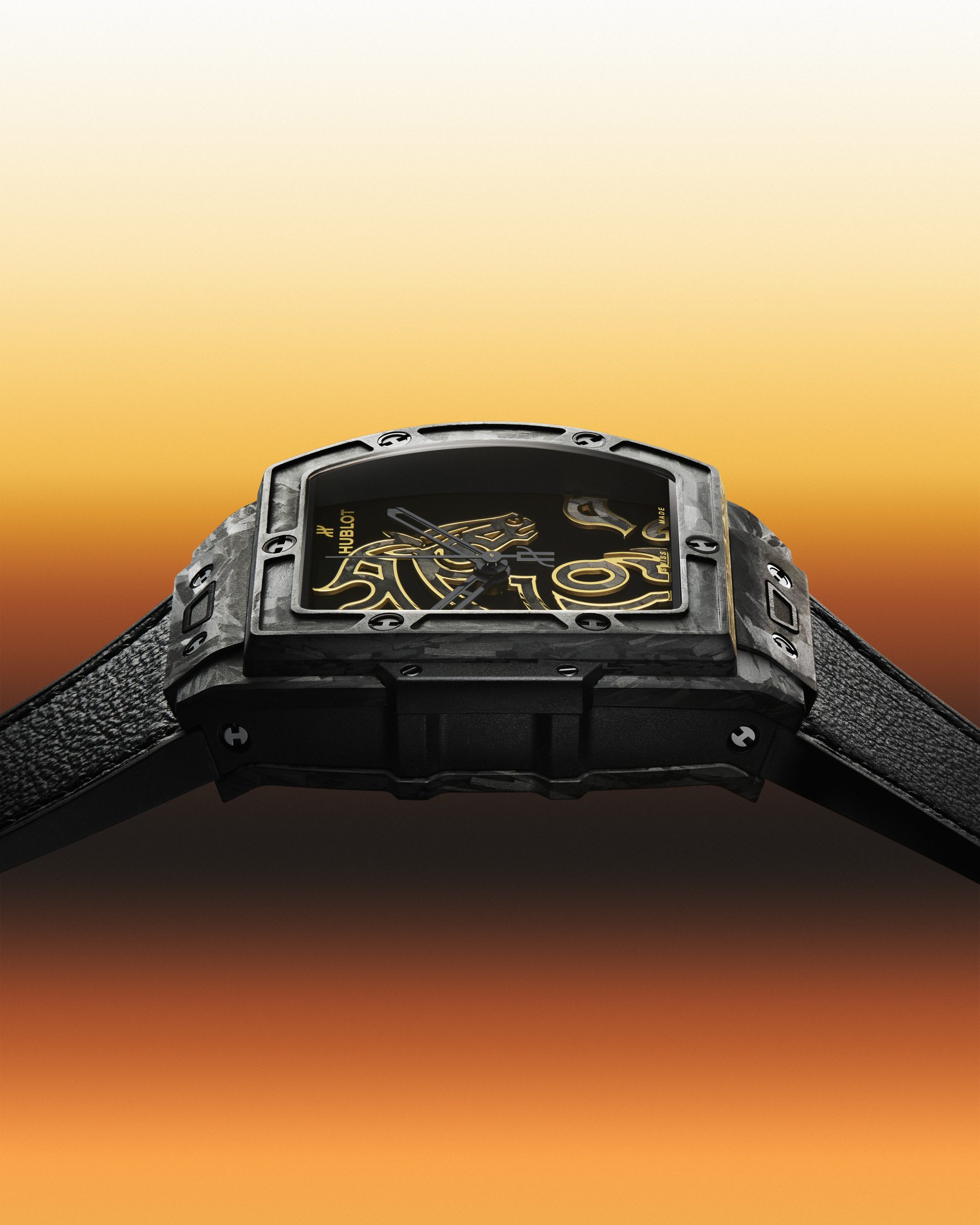 這枚馬年特別版腕錶搭載HUB1710自動機芯，提供50小時動力儲備。錶殼鑲有透明藍寶石錶背，襯黑色小牛皮橡膠錶帶。PHOTO/ HUBLOT