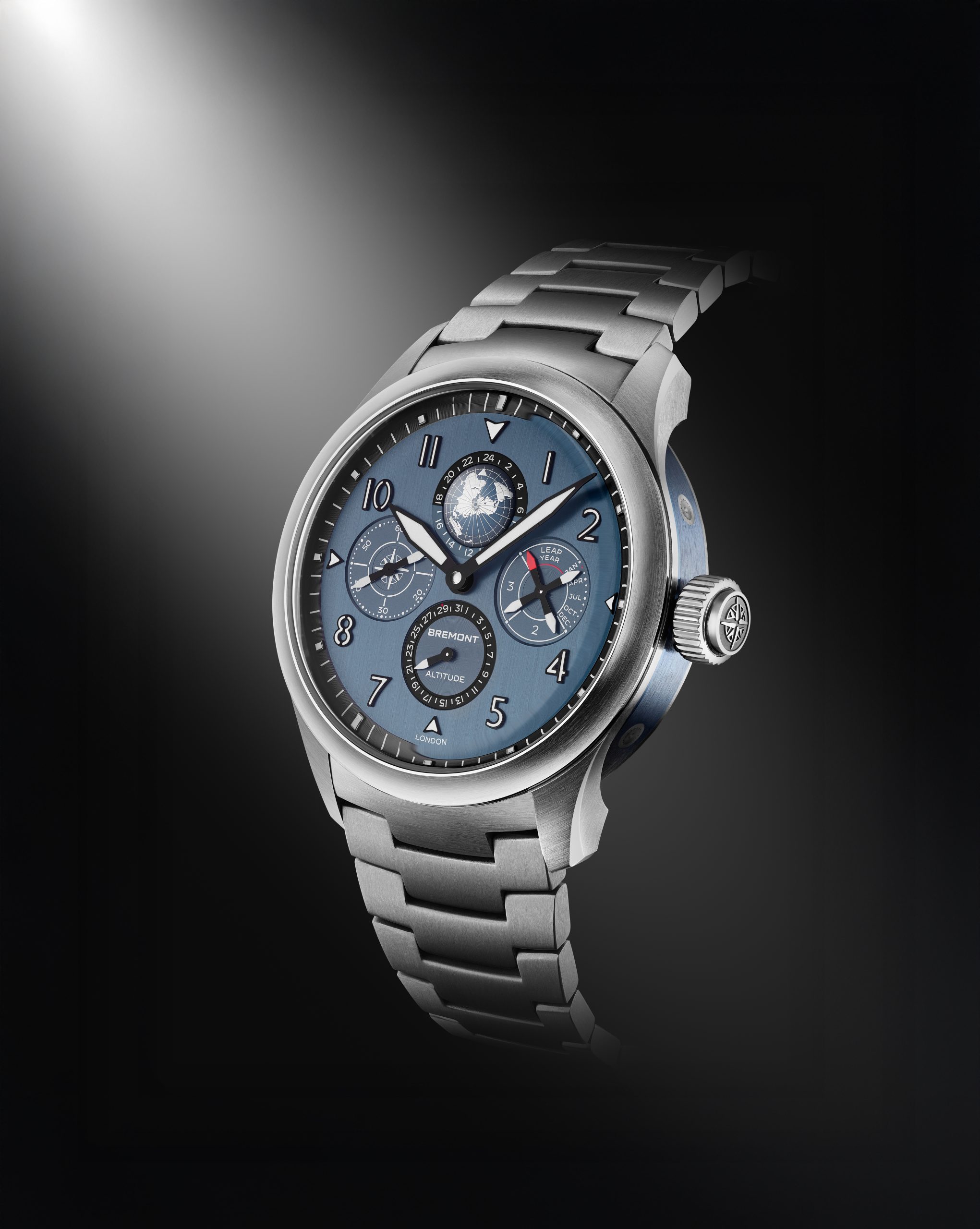 Bremont Perpetual Calendar GMT Mono-Puser腕錶搭載BHC9192-MH手動機芯,配備萬年曆和GMT世界時顯示功能。PHOTO/ BREMONT