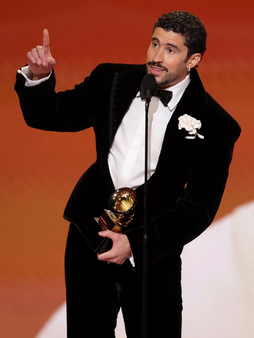 Bad Bunny穿搭風格解構｜從Custom Zara到Schiaparelli，他如何改寫男裝規則？