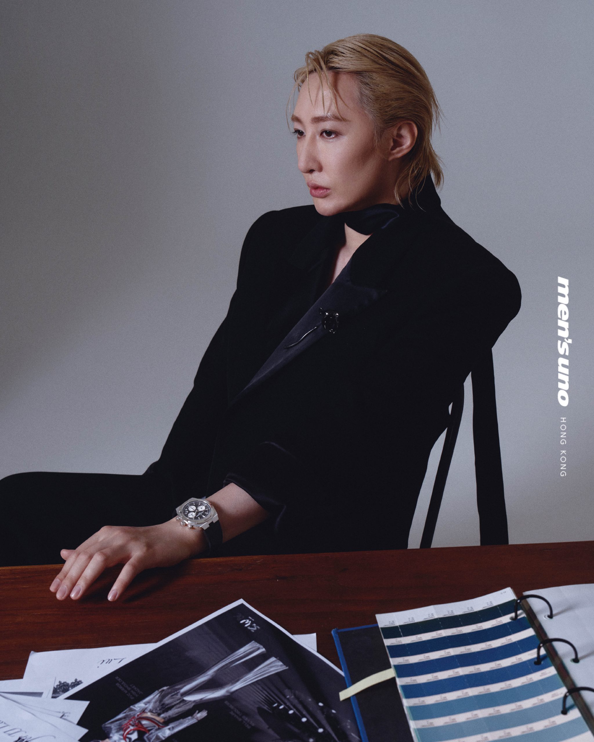 KWK by Kay Kwok黑色西裝外套及西褲； Vacheron Constantin Overseas黑色精鋼計時腕錶