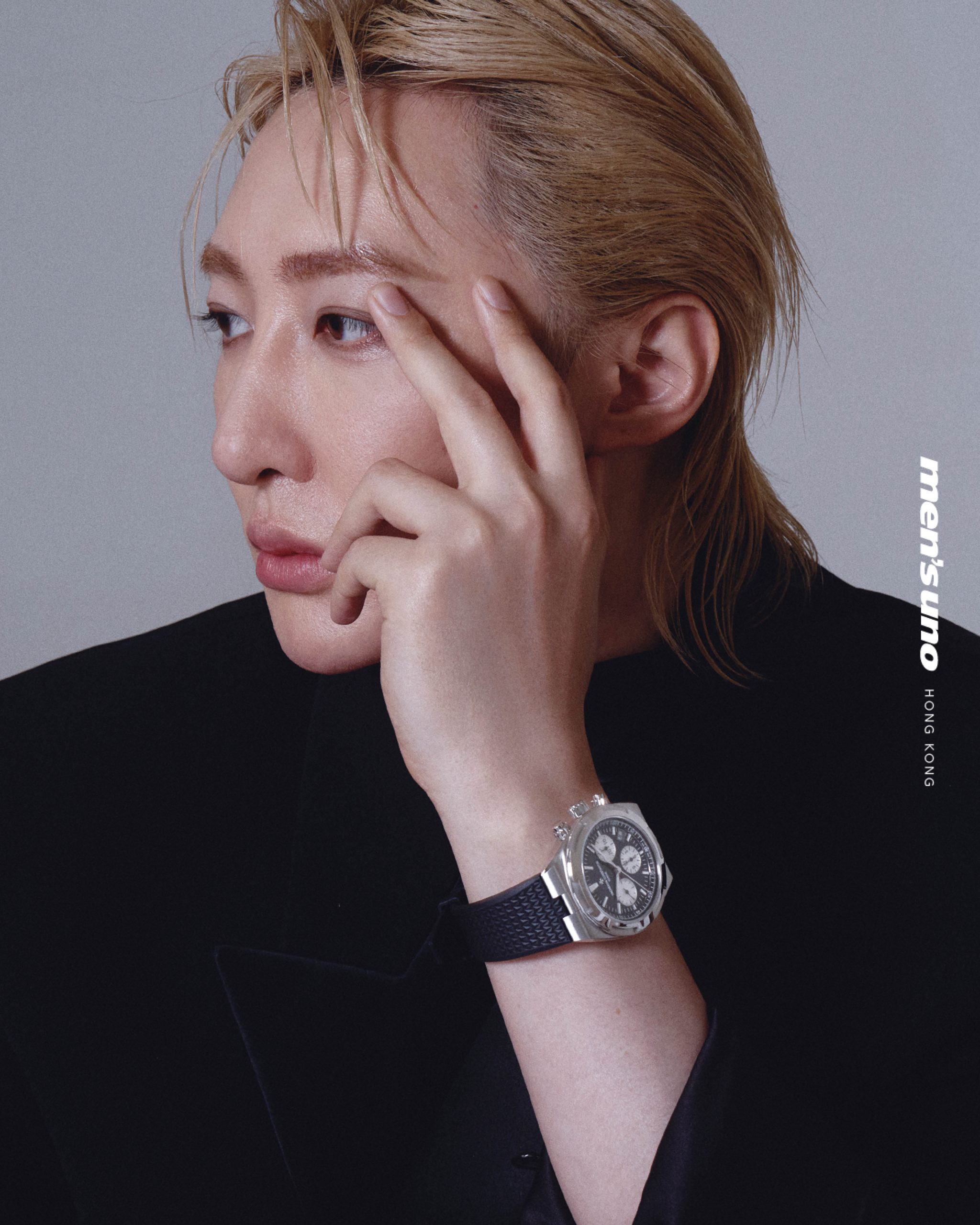 KWK by Kay Kwok黑色西裝外套；Vacheron Constantin Overseas黑色精鋼計時腕錶