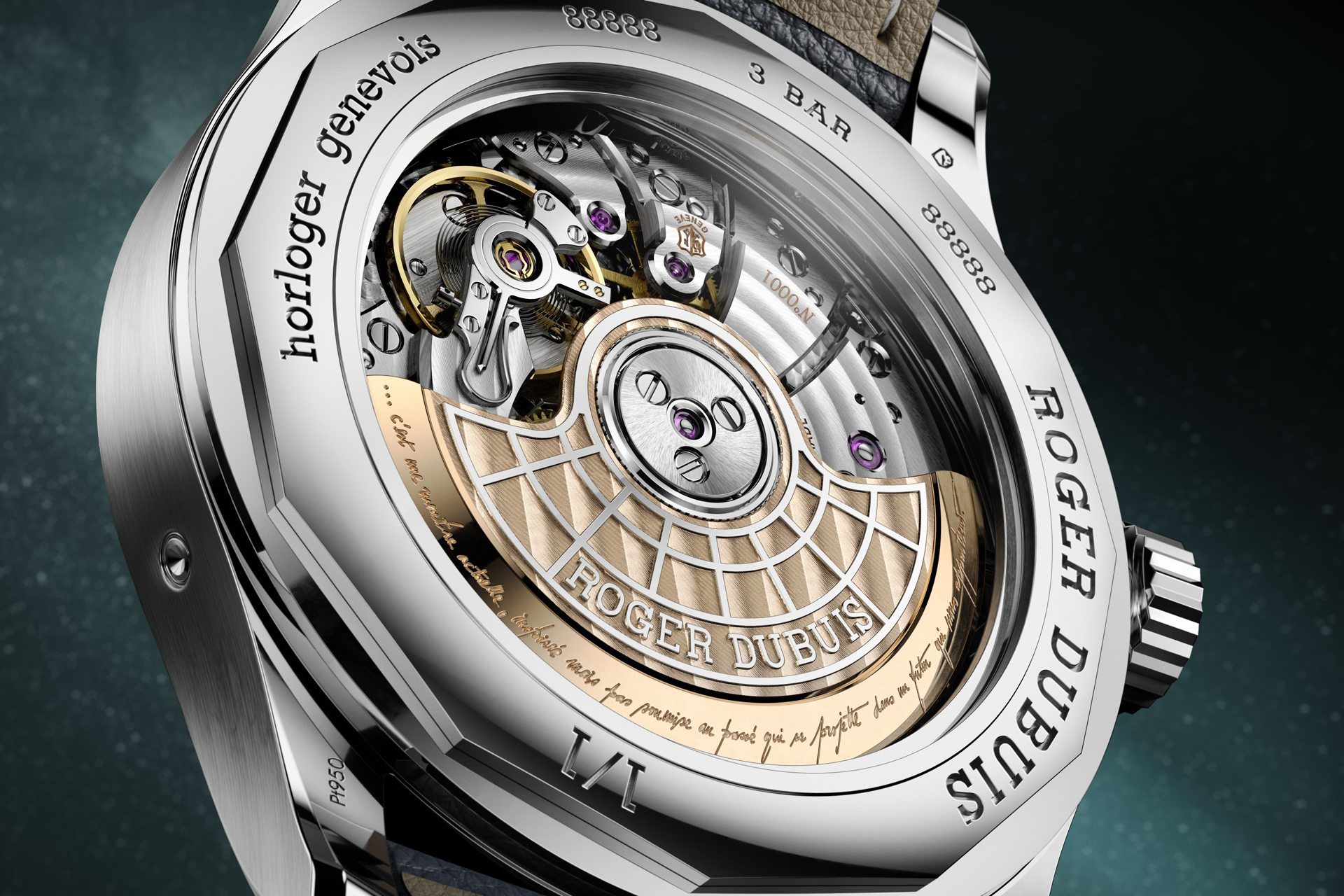 機芯由307枚零件組成,振頻4Hz,動力儲存48小時。腕錶採用直徑38毫米鉑金錶殼,配透明底蓋,透視18K玫瑰金擺陀律動。PHOTO/ ROGER DUBUIS