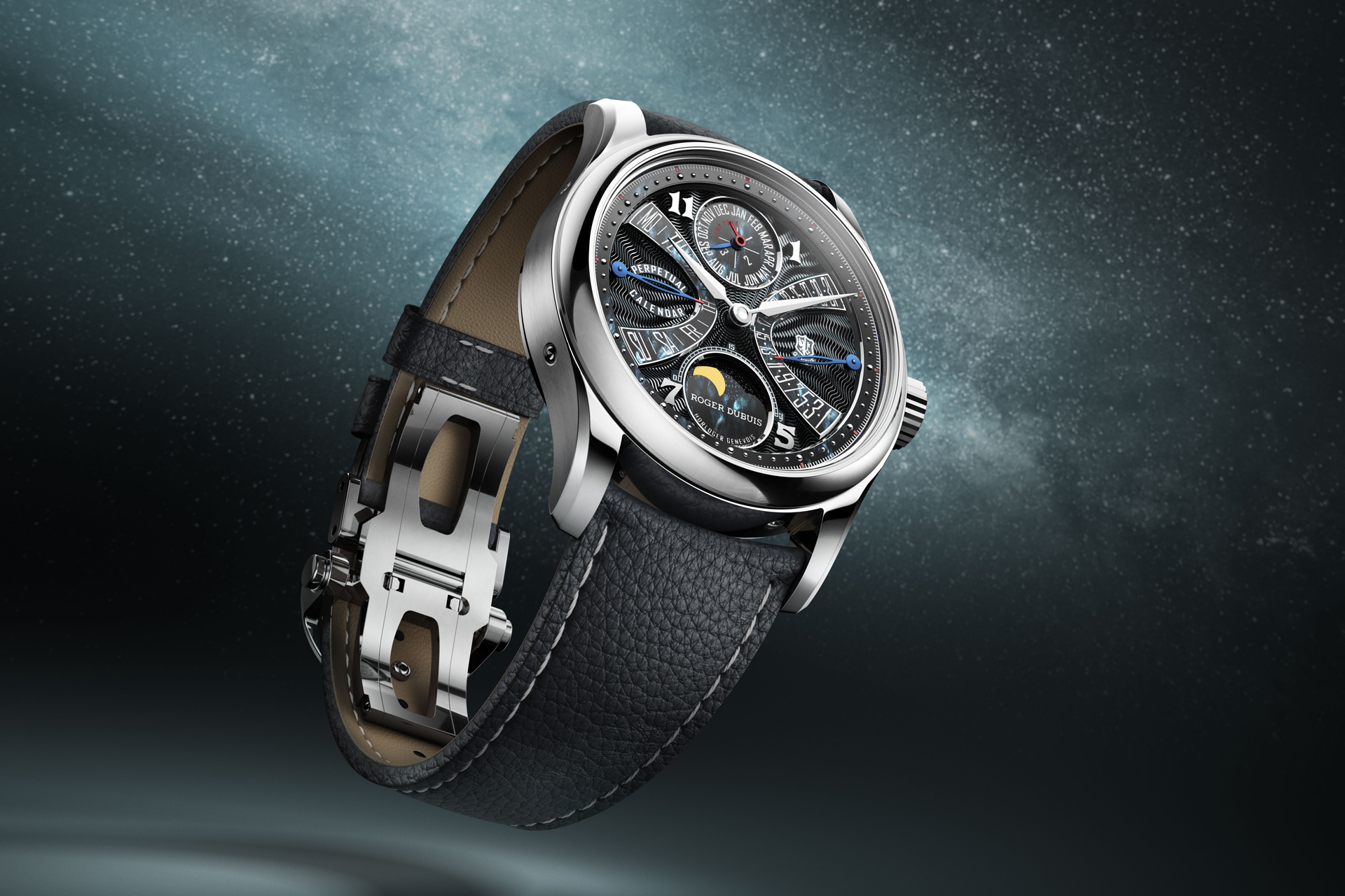 Hommage系列「靜謐之夜Sukoon Al-Layl」孤品腕錶,靈感源自沙漠夜晚,採用黑色珍珠貝母製作凸緣、日曆顯示區域與各個顯示盤,襯扭索紋波浪雕刻主錶盤,隨光影變化折射黑色和「星辰藍」色調光芒。PHOTO/ ROGER DUBUIS