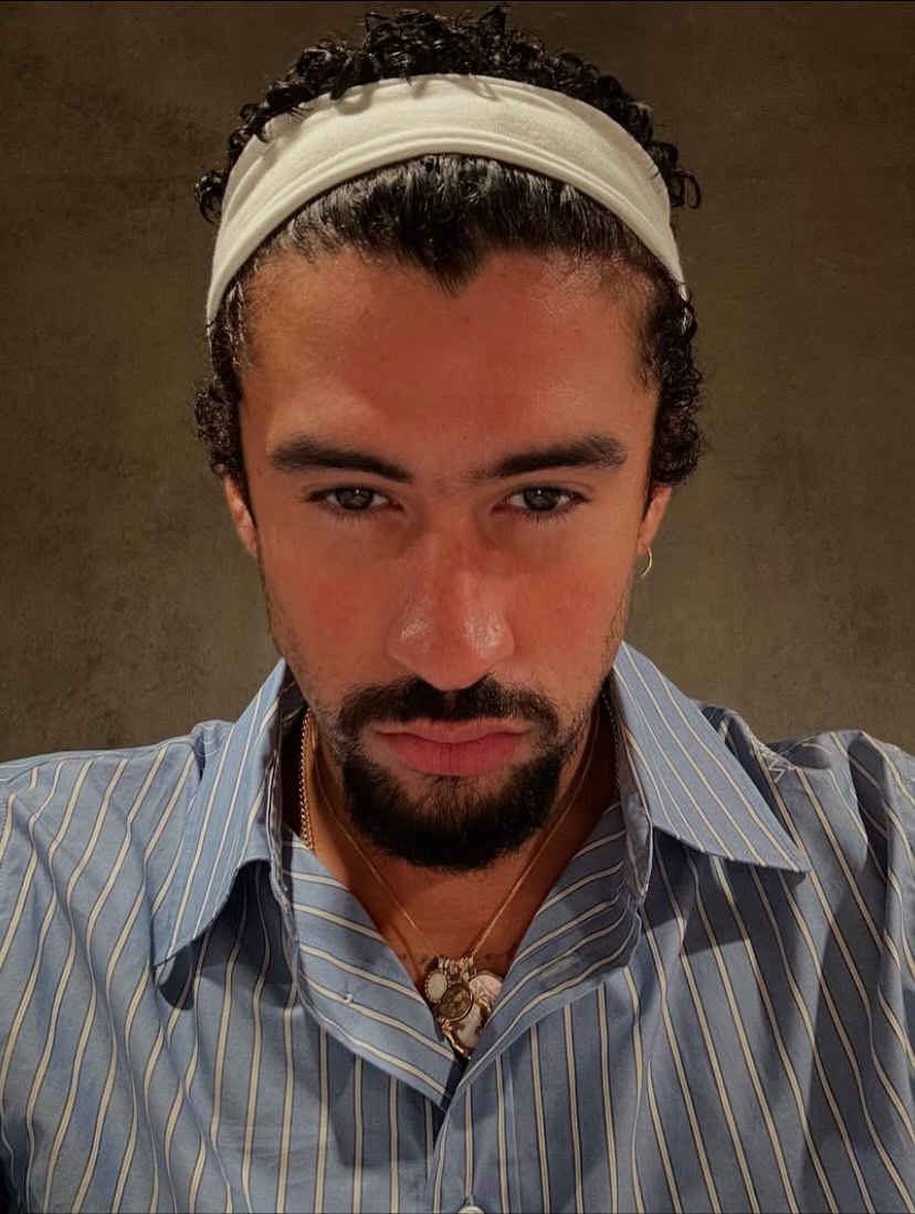 Bad Bunny穿搭風格解構｜從Custom Zara到Schiaparelli，他如何改寫男裝規則？