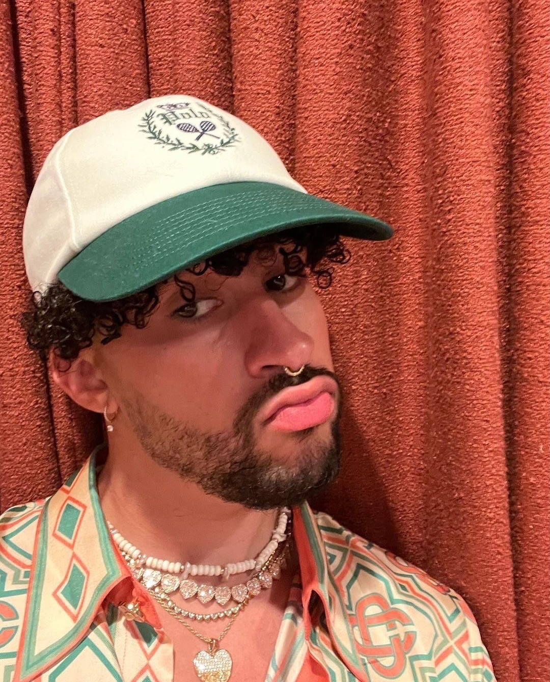 Bad Bunny穿搭風格解構｜從Custom Zara到Schiaparelli，他如何改寫男裝規則？