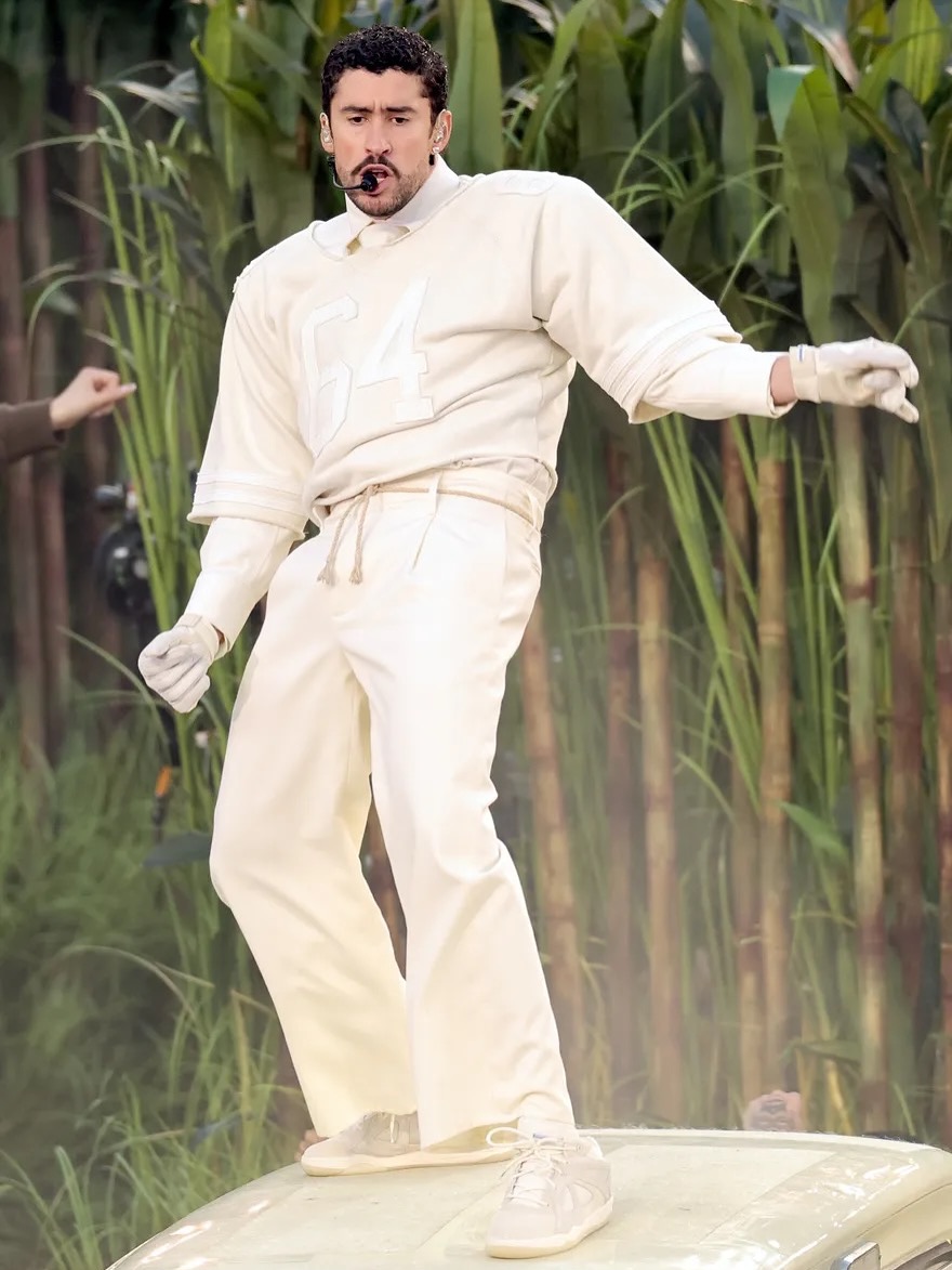 Bad Bunny穿搭風格解構｜從Custom Zara到Schiaparelli，他如何改寫男裝規則？