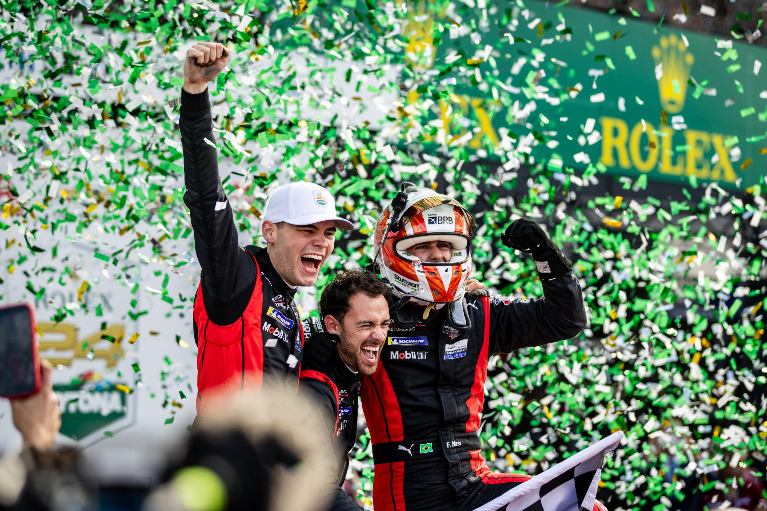 #7 Porsche Penske Motorsport 車隊的三位車手分別來自巴西的Felipe Nasr、法國Julien Andlauer 以及德國 Laurin Heinrich,輪流駕駛長達24小時,最終僅領先第二名 1.569 秒,以微小差距險勝這場耐力賽事。PHOTO/ Jensen Larson/ ROLEX