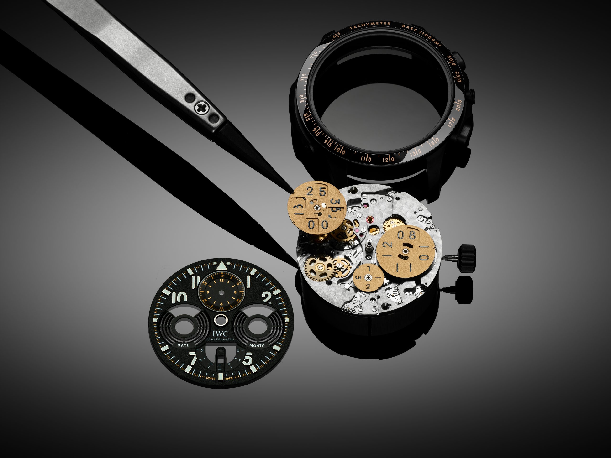 IWC自家89802型自動機芯構造精密。日曆顯示裝置上個位數和十位數顯示盤的進位輪每日推進,但機芯每晚會儲存少量能量,逢月底或年末將這些日積月累的能量精準釋放,確保日期、月份顯示盤,以及6時位置的閏年顯示盤同步推進。PHOTO/ IWC