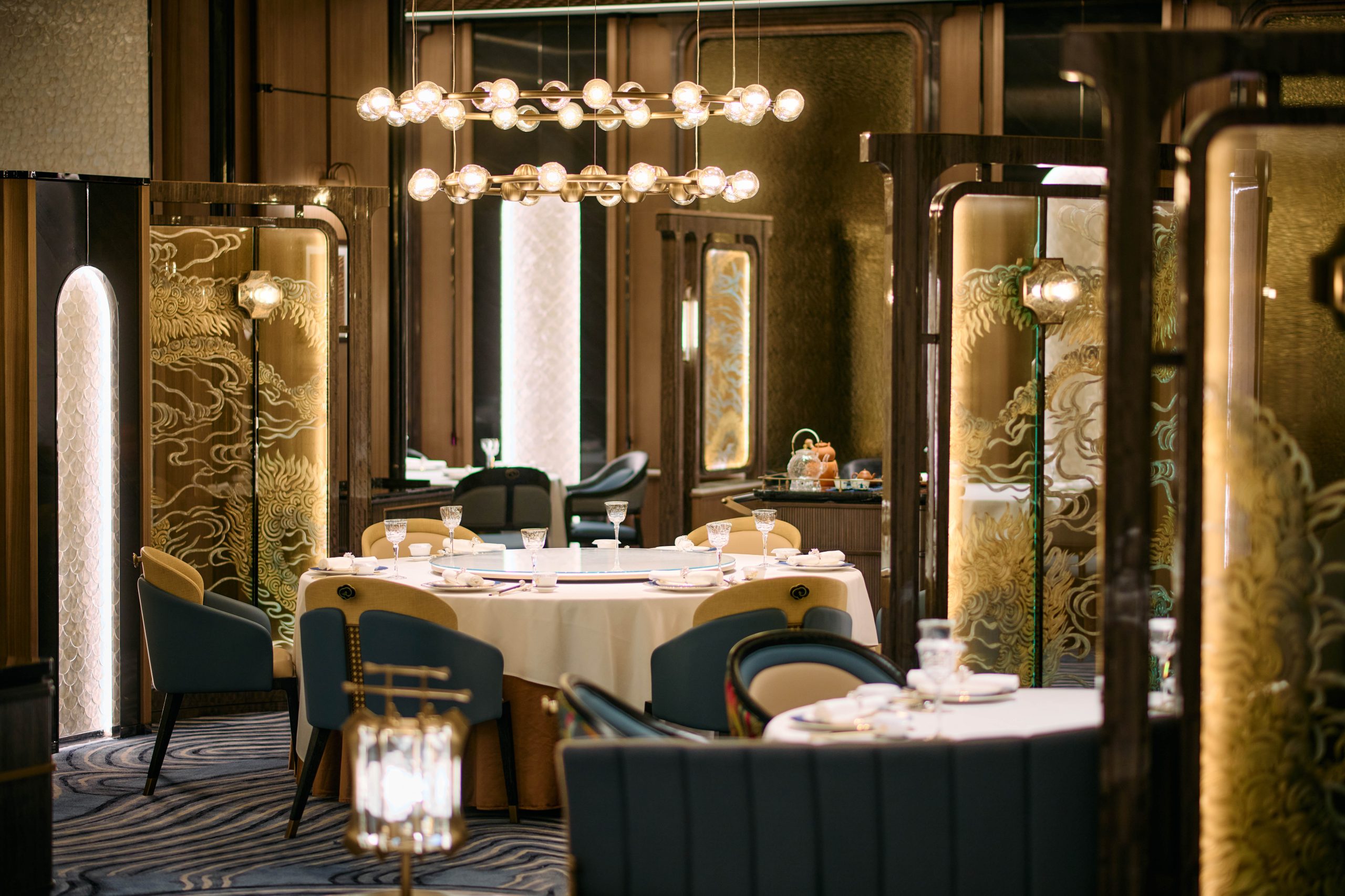 玥龍軒在去年7月經裝潢後重新開幕，以東方山海意象為美學主軸，將雲紋、龍形與貝母材質等細節巧妙融入室內設計之中。PHOTO / STUDIO CITY MACAU