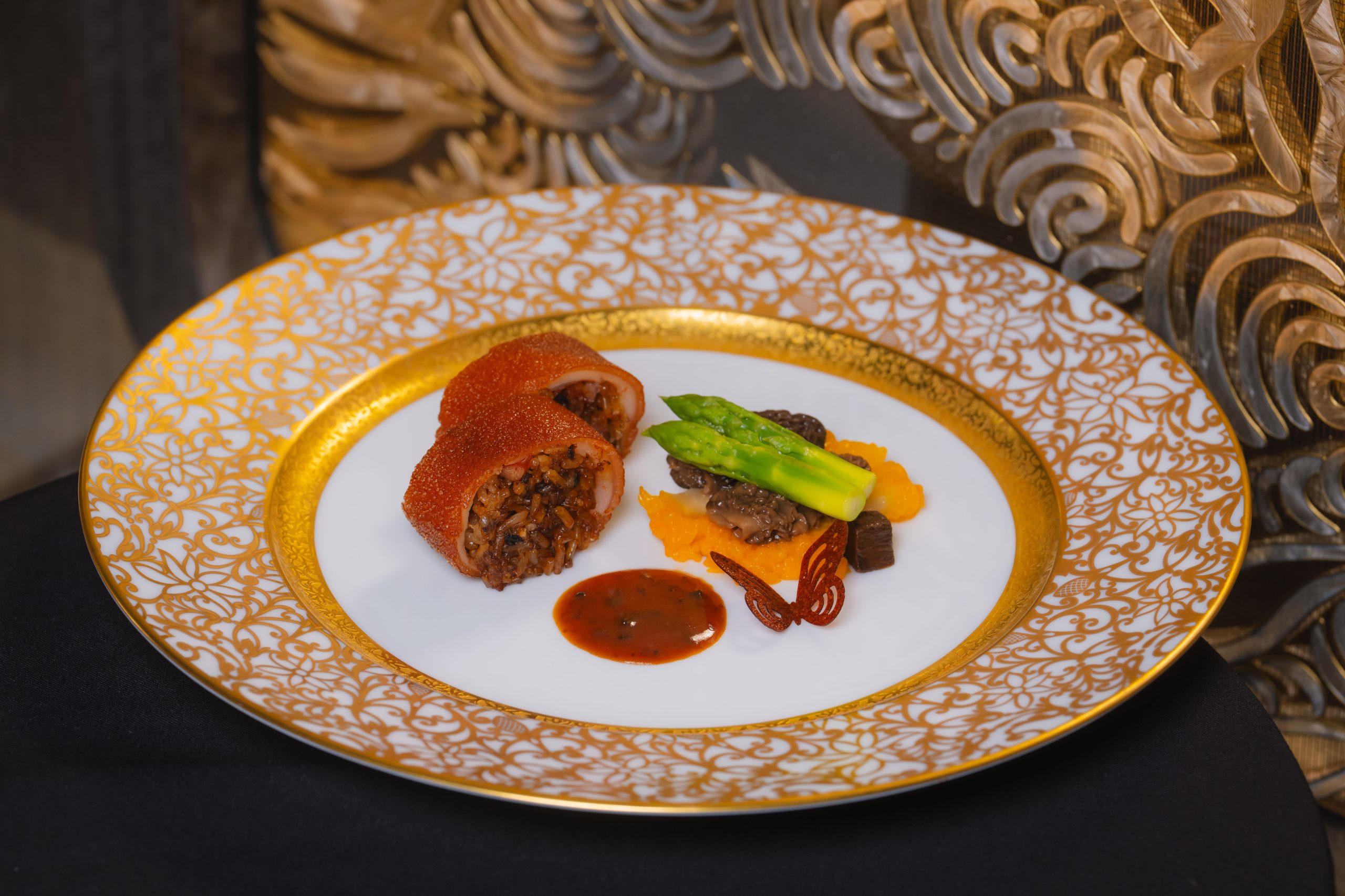 遠年老菜脯野米焗釀乳豬卷 PHOTO / STUDIO CITY MACAU