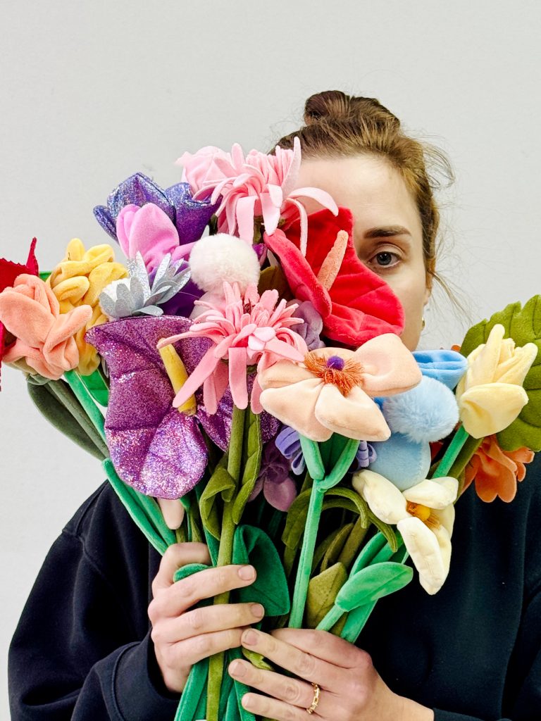 走進藝術家Cj Hendry的奇幻藝術國度 | 成名展覽《Flower Market》3月首度登港