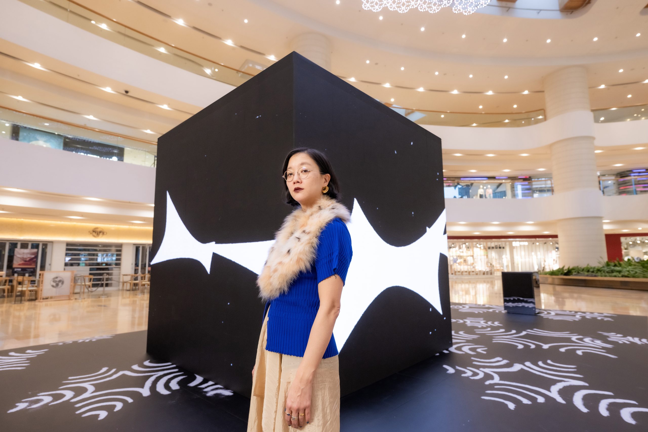 由美國藝術家Christine Sun Kim創作、結合大型影像立方體與地板壁畫的《A String of Echo Traps》,將聲音節奏轉化為視覺語言。PHOTO / Pacific Place Hong Kong