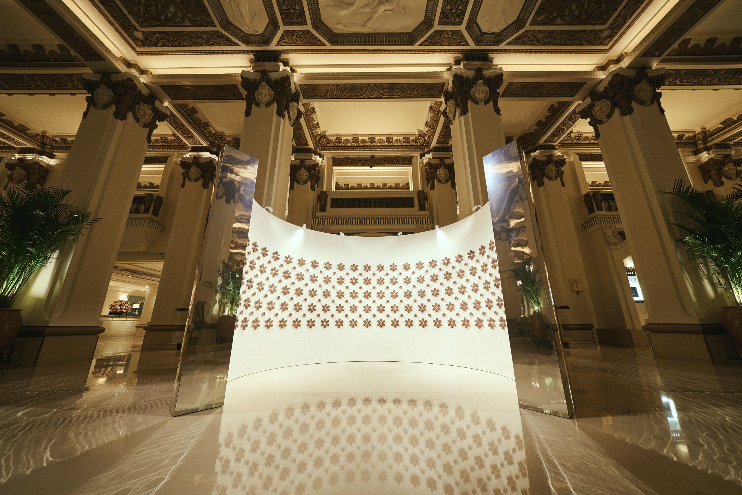 位於酒店那巴洛克式大堂的《Metamorphic Modulation》，由藝術家與V&A博物館共同籌劃，整個裝置由逾700件獨立組件構成。PHOTO / The Peninsula Hong Kong