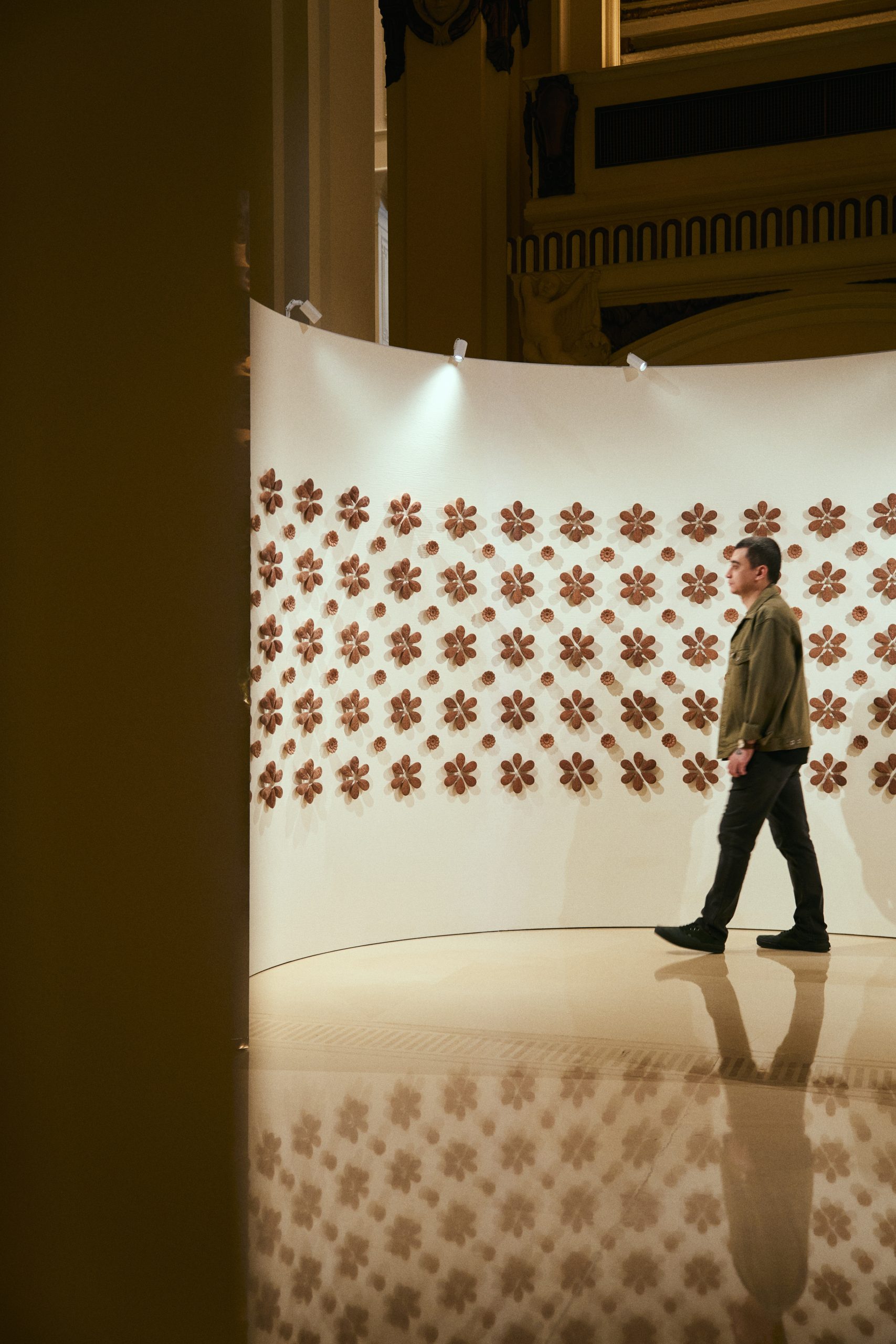 印尼陶藝家Albert Yonathan Setyawan，擅長以當代陶瓷為創作核心，將概念延伸至繪畫、多媒體裝置、行為藝術及錄像記錄等不同媒介。PHOTO / The Peninsula Hong Kong