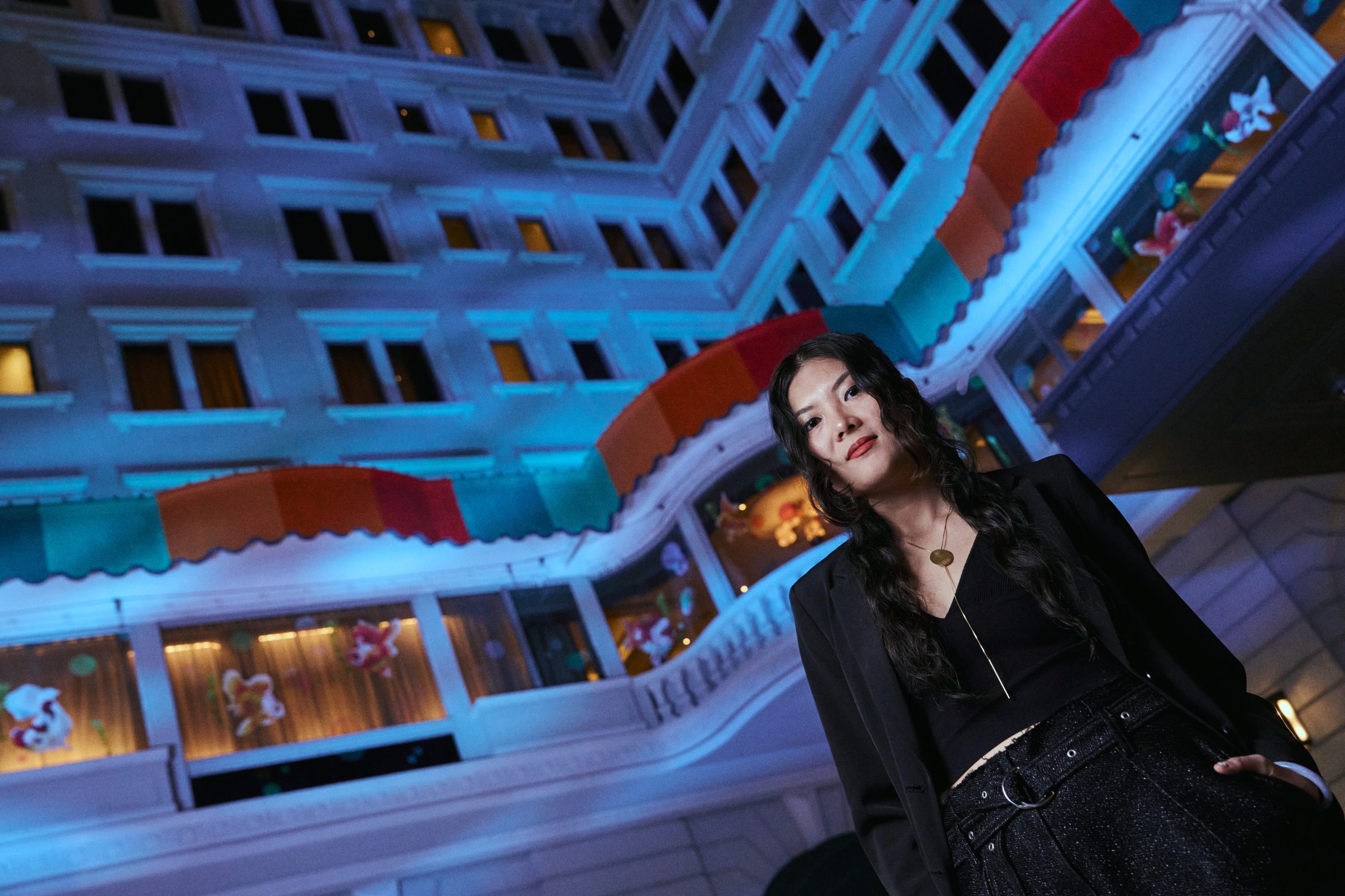 本地藝術家許開嬌（Angel Hui），擅長將古典形態加以變奏，把膠袋和紙巾等生活常見物件，昇華至詩意盎然的裝置藝術。PHOTO / The Peninsula Hong Kong