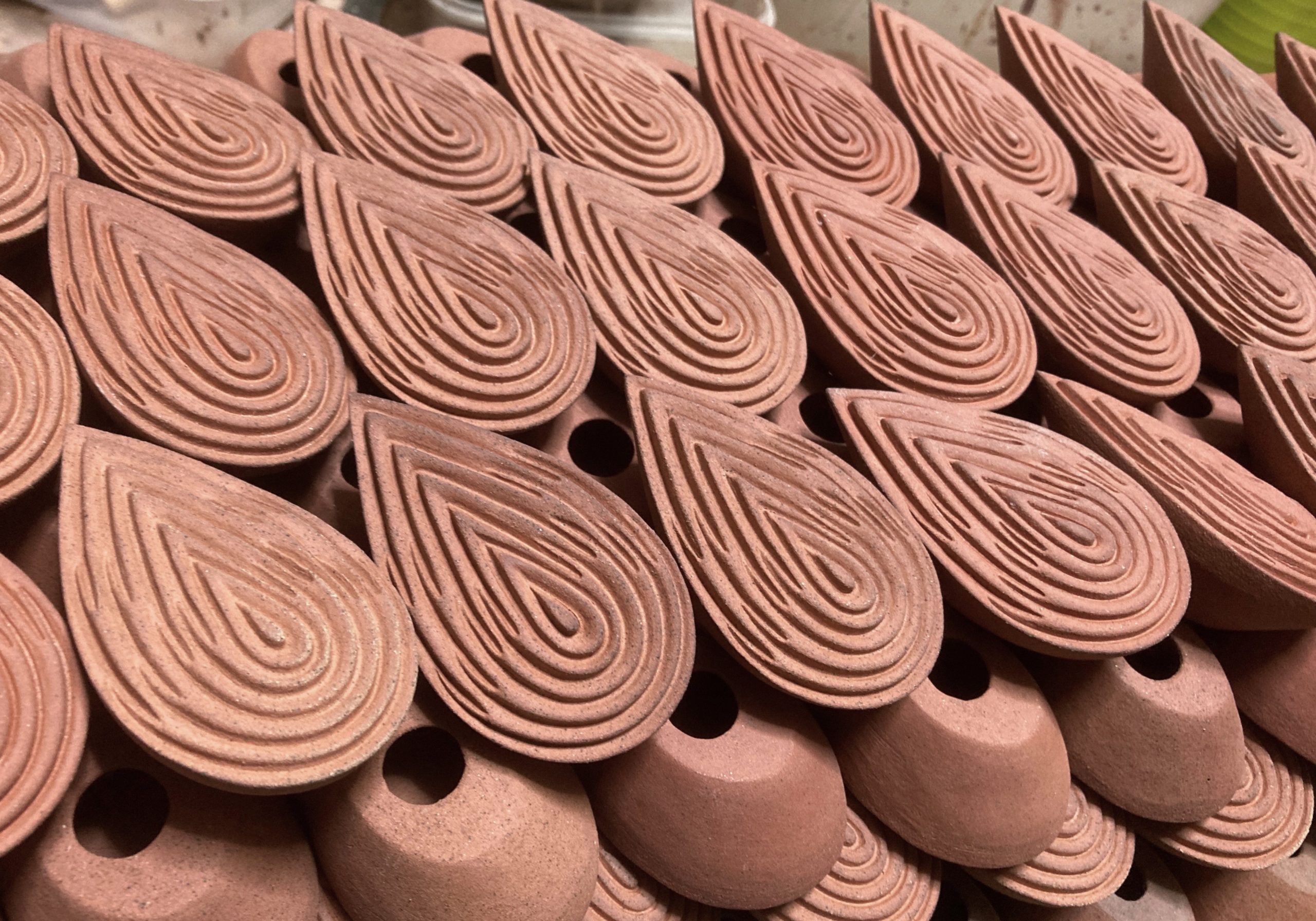 作品核心形狀源自大自然的葉片與花朵，配合光影投射出層層疊疊的效果；當觀眾從不同角度細意觀賞時，便能體驗作品的形態隨視角流轉而產生變化。PHOTO / The Peninsula Hong Kong