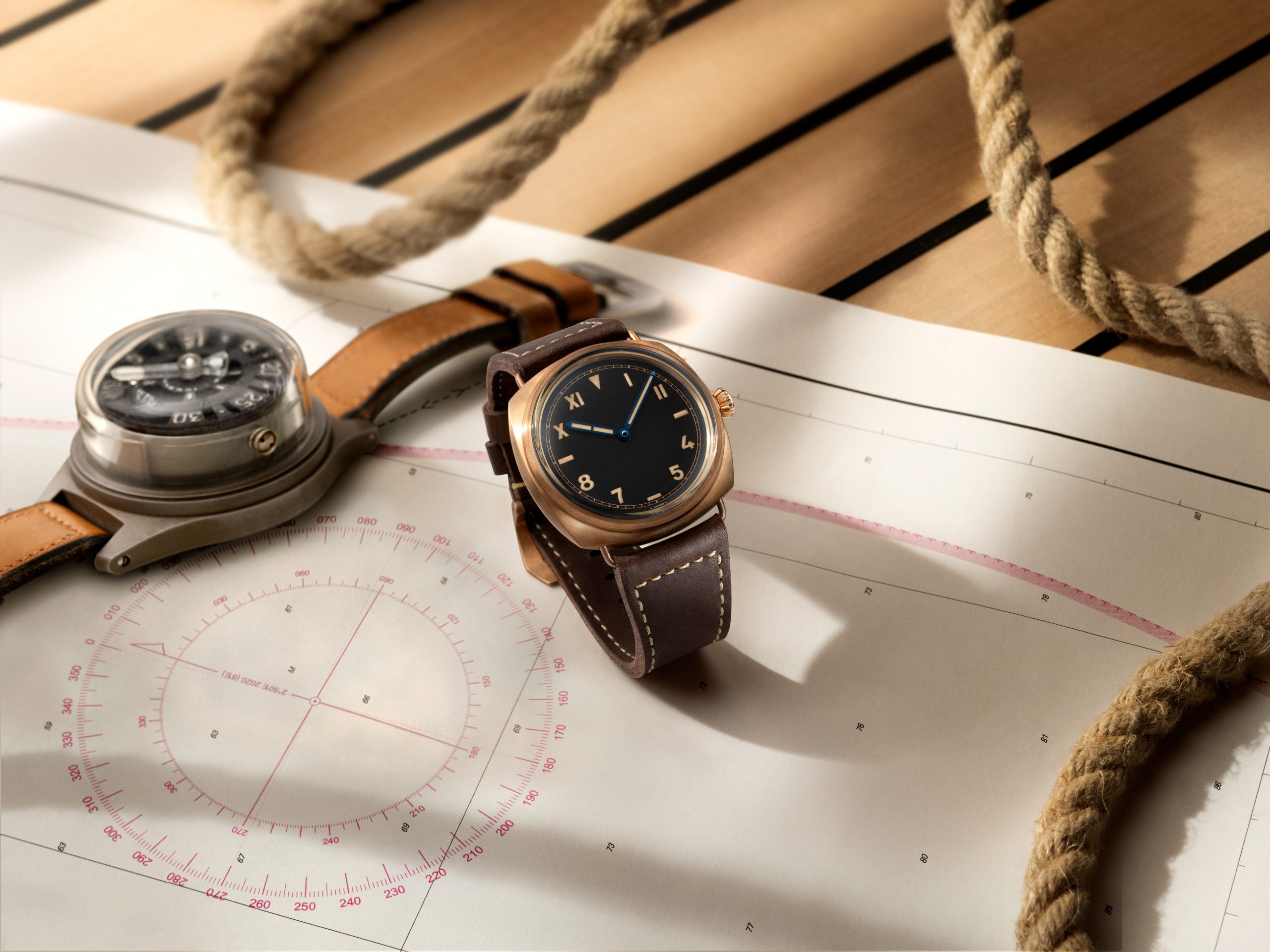 青銅錶殼由純銅和純錫製成，表面會因應佩戴者個人生活習慣而留有不經意磨擦與刮痕，其銅綠保護層也會隨歲月加深。加州面錶盤是另一項Panerai經典設計：上下半部羅馬及阿拉伯數字時標交錯排列，12時位置設有倒三角形時標，此設計有效協助佩戴者分辨錶盤方向。PHOTO/ PANERAI