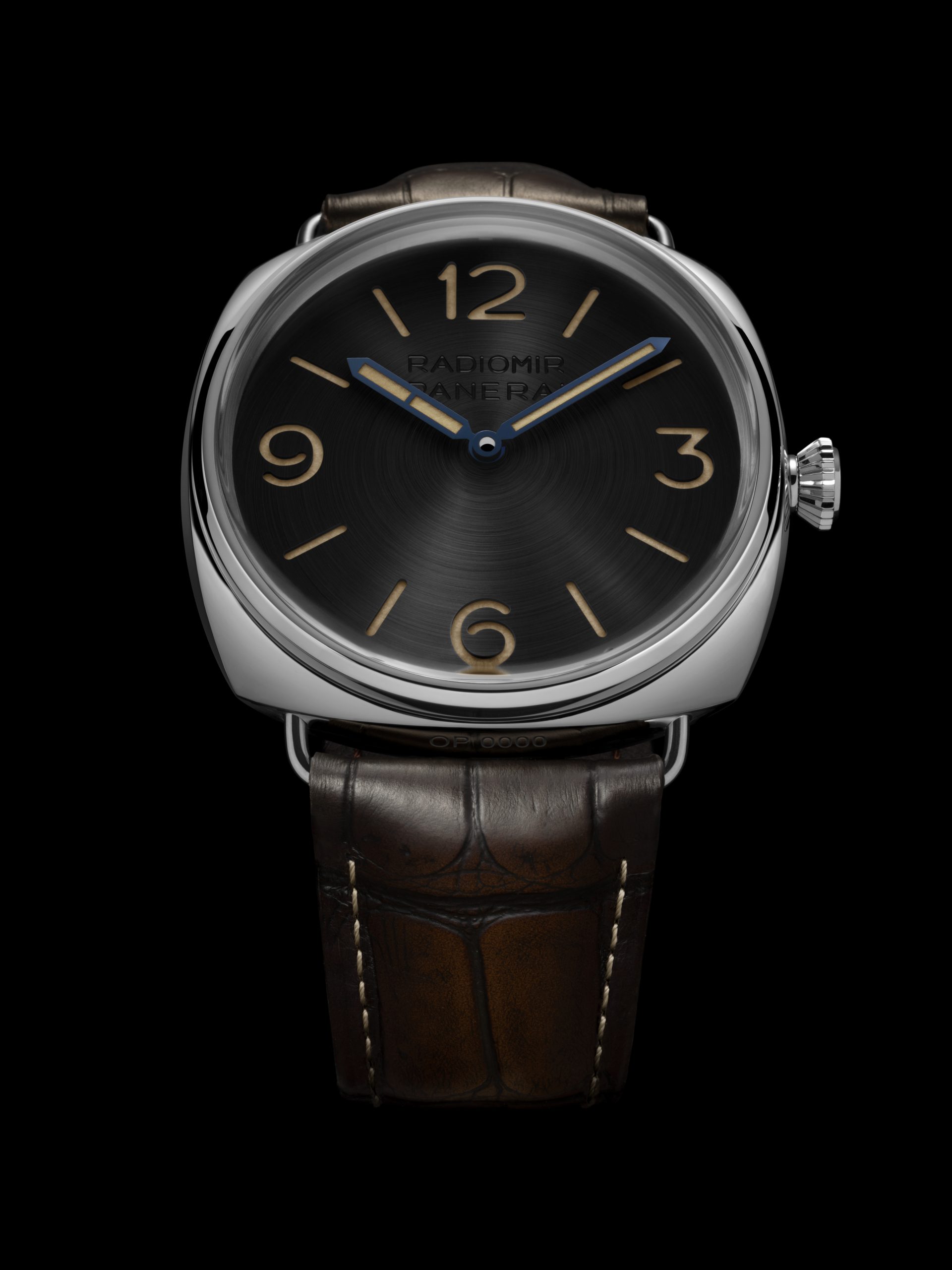 黑色圓形拉絲錶盤採用Panerai標誌性的三文治結構，襯藍鋼指針，而指針及時標亦塗覆米色Super LumiNova®夜光塗層，能低光環境中散發綠色光芒。PHOTO/ PANERAI 