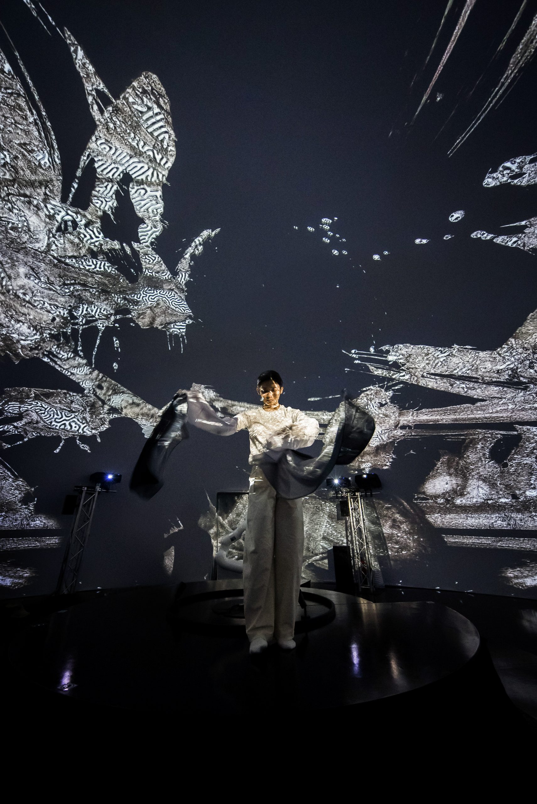 《浪書——筆陣圖》的靈感源自書法理論經典《筆陣圖》,以腦電波、機械臂與水袖舞,將書法由紙面延展至立體空間。PHOTO / FutureScope