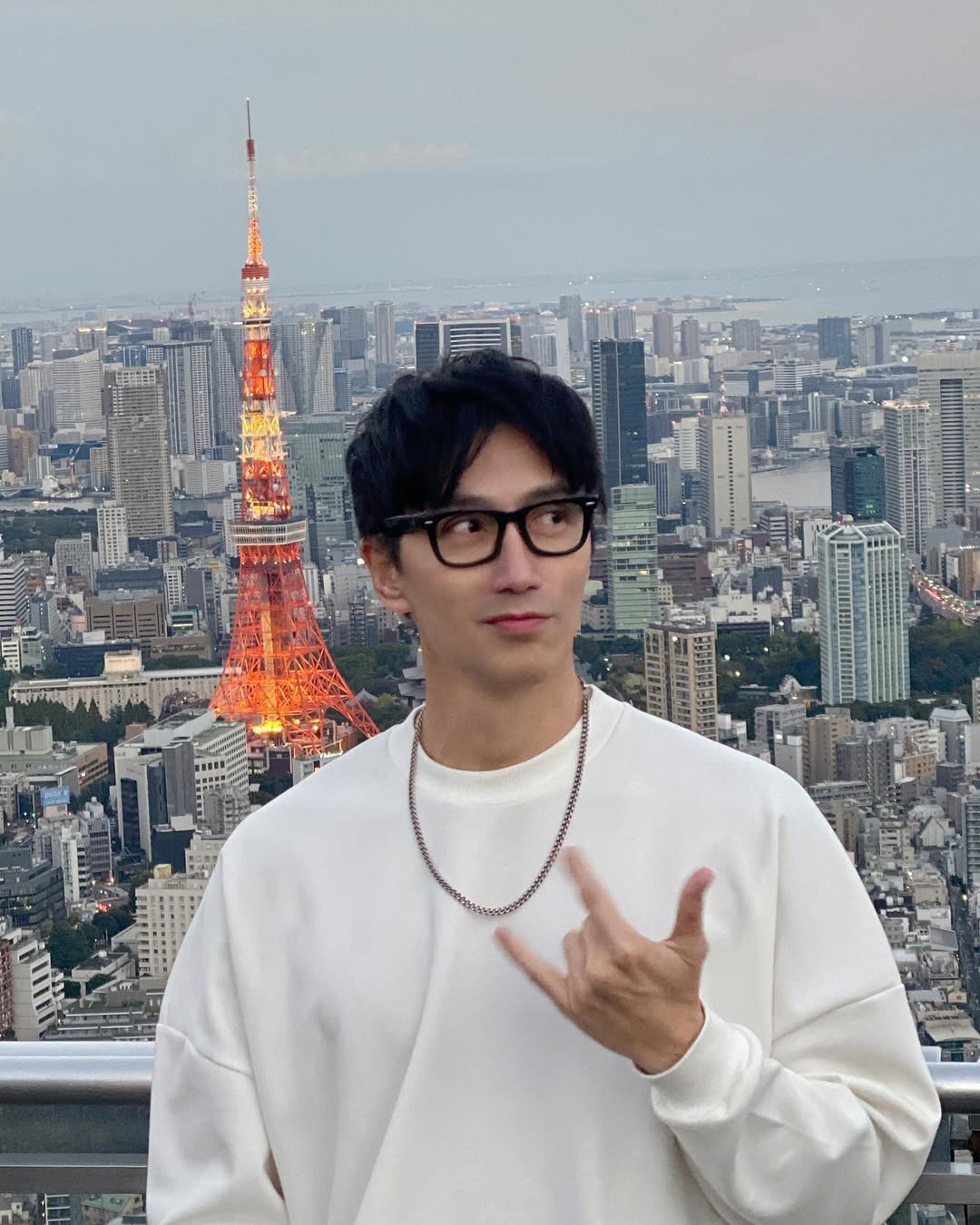 60歲卻像40歲？新加坡凍齡男神陳傳多的保養與穿搭哲學全解析