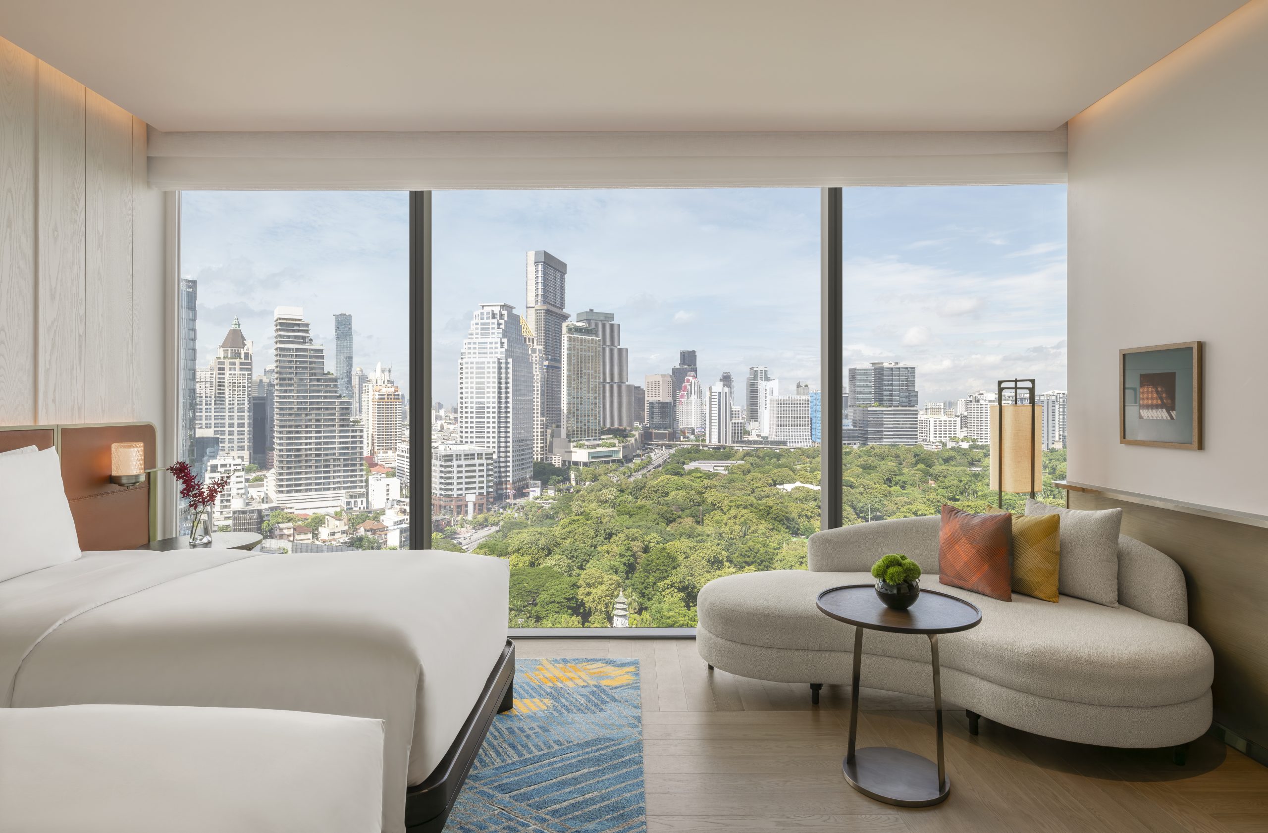 Andaz One Bangkok的大部份房間均坐擁倫披尼公園景觀 ，將城市綠意自然延伸至室內空間。PHOTO / Andaz One Bangkok