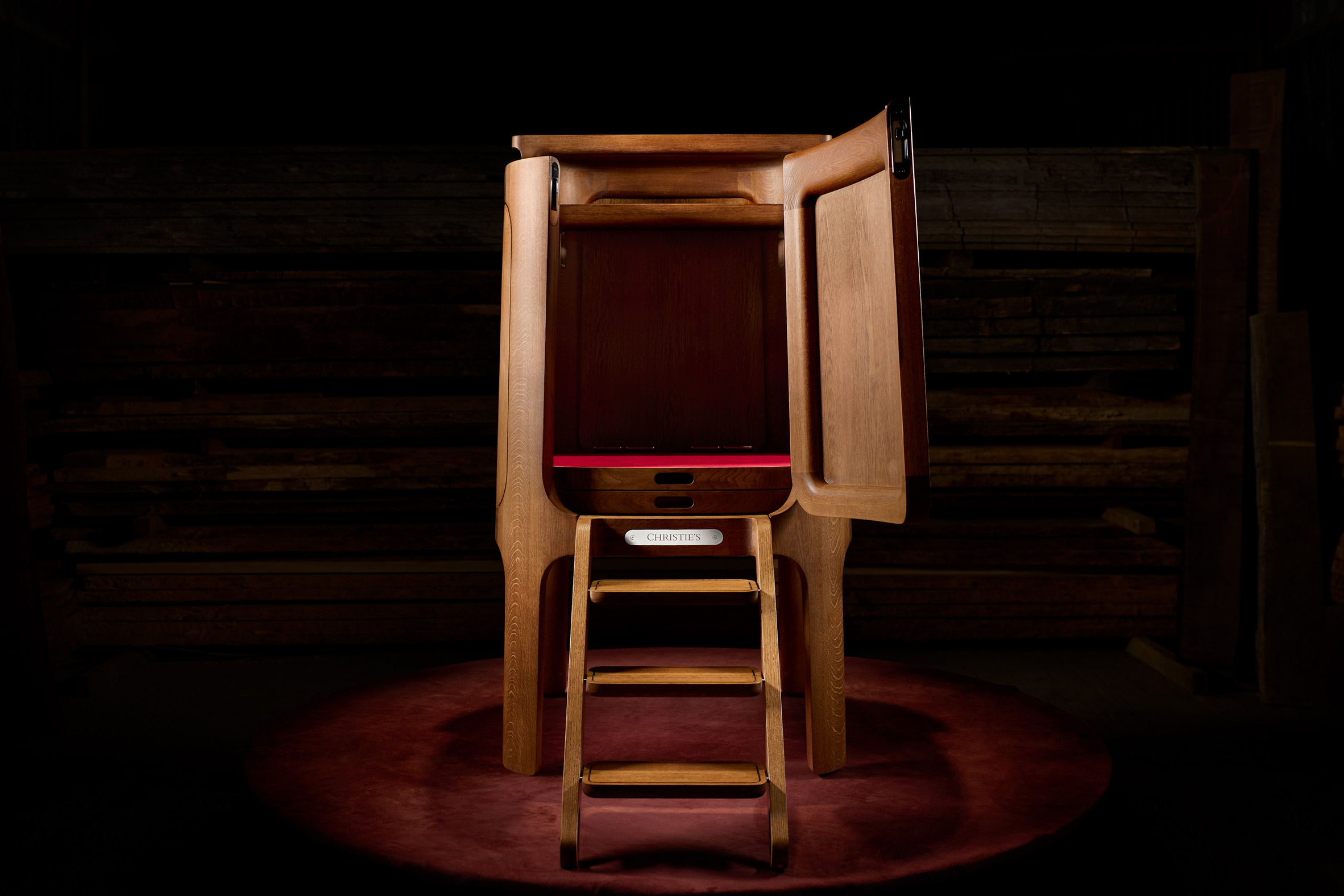 Jony Ive在設計過程中既尊重原作精神，同時針對承量、移動及存放等實際需求作出調整。PHOTO / Christie's