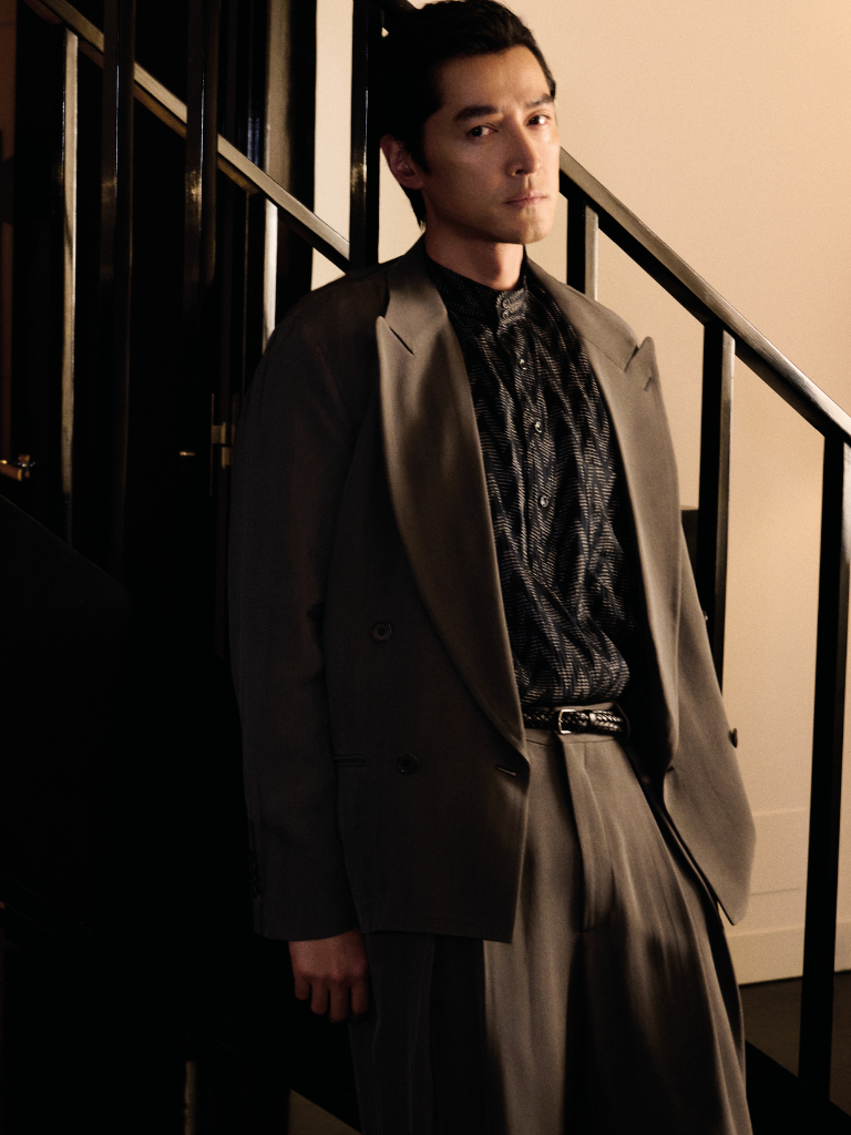 歌頌跨越世代的真緻友誼，胡歌漫步於Armani先生米蘭大宅，出演2026春夏系列廣告大片