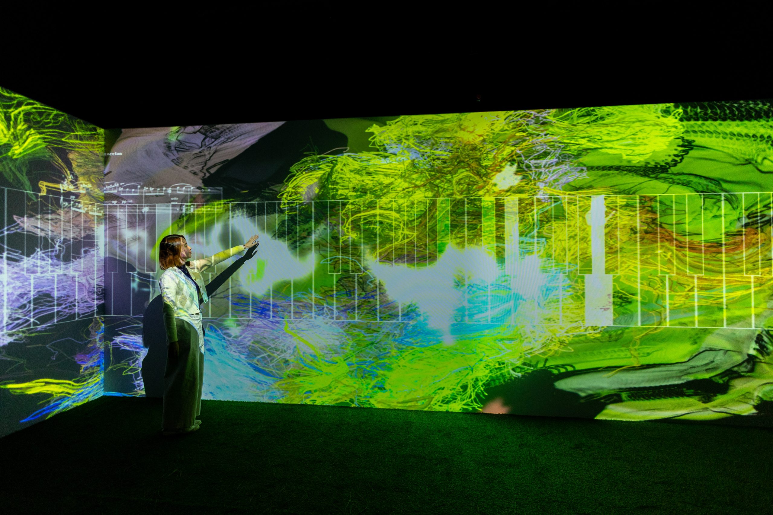 由本地新媒體藝術家朱力行創作的《森林鋼琴・四季三問》，以「天地人」為核心架構，讓觀眾可透過虛擬琴鍵與森林展開多重「對話」。PHOTO / Hong Kong Design Centre