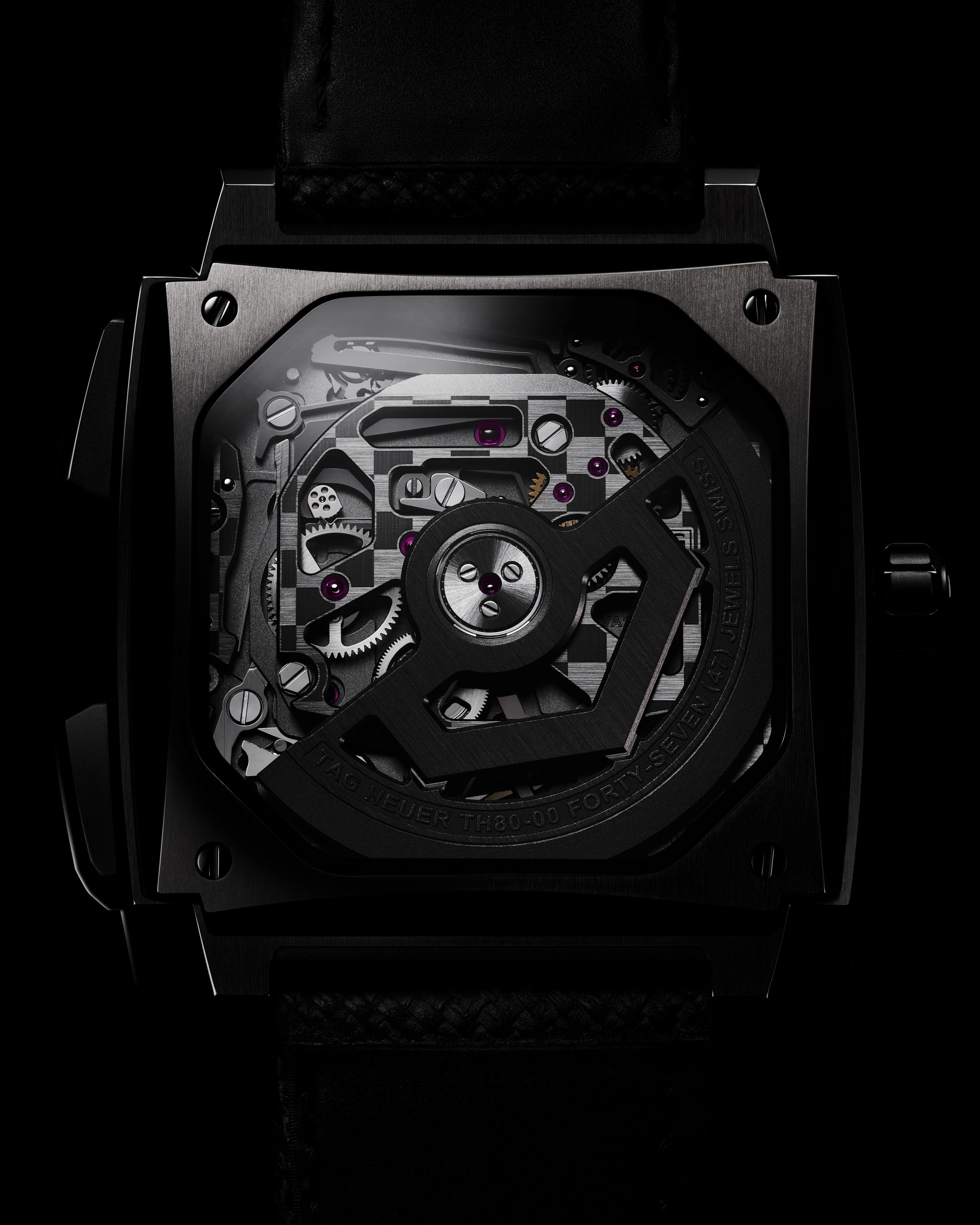 錶殼防水深度100米，配備方形藍寶石水晶錶背，透視機芯底部鏤空擺陀。PHOTO/ TAG HEUER