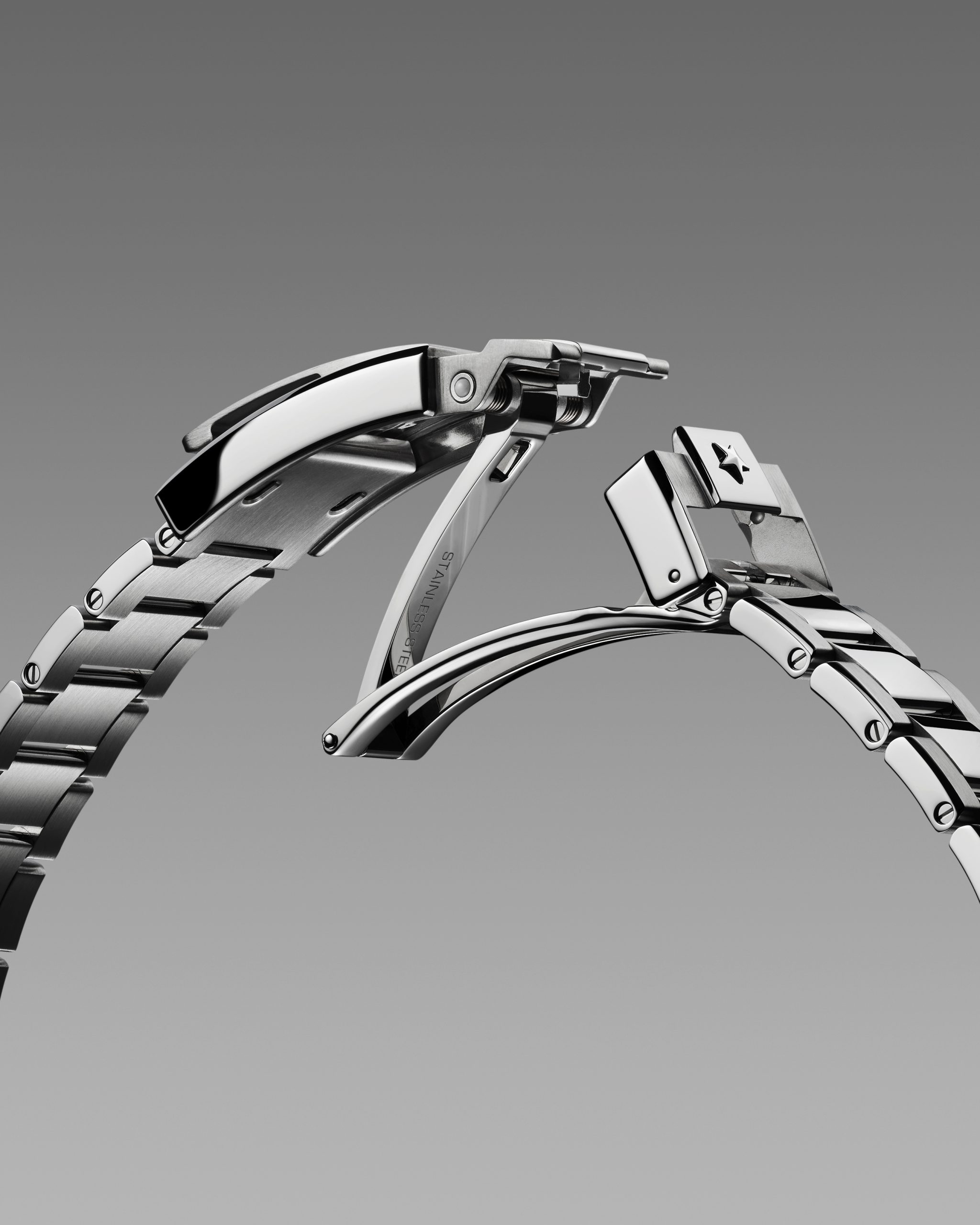 全新Chronomaster Sport Skeleton鏤空版本腕錶之錶鏈及鏈帶均配備專利摺疊式錶扣ZENCLASP,耗時三年研發,由41枚組件構成,供徒手微調錶鏈尺寸,過程無需除下腕錶。PHOTO/ ZENITH