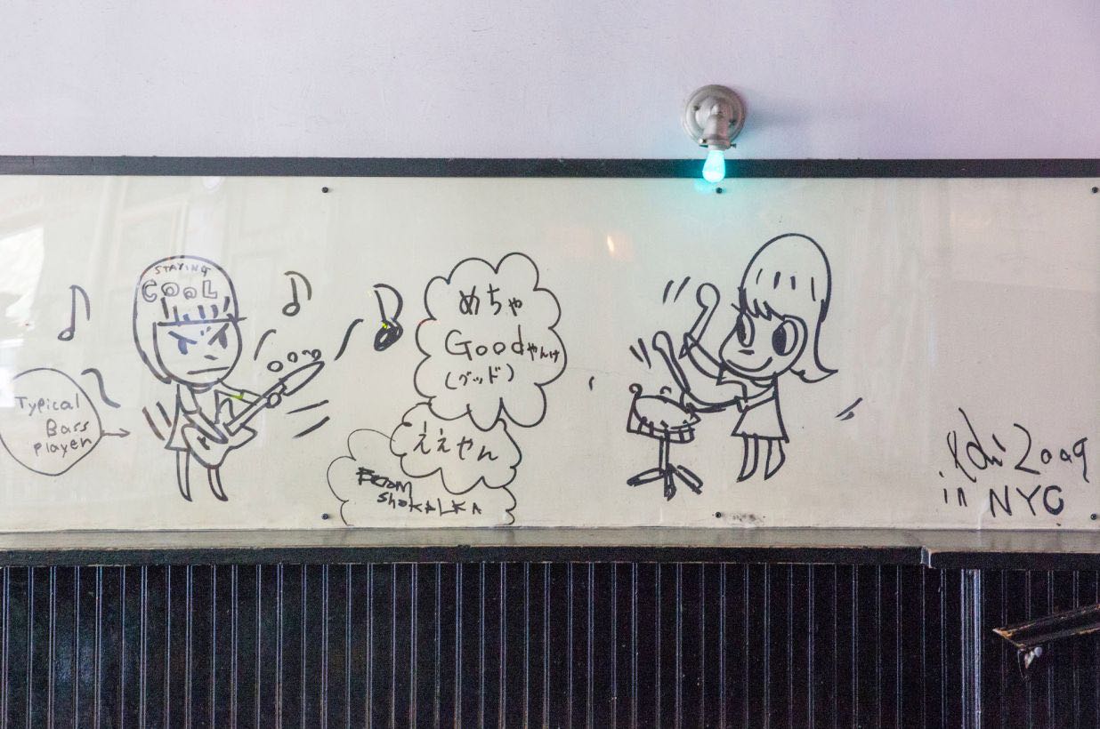 除了廁所木門，Niagara Bar亦留下奈良美智當晚的「傑作」。PHOTO / Internet