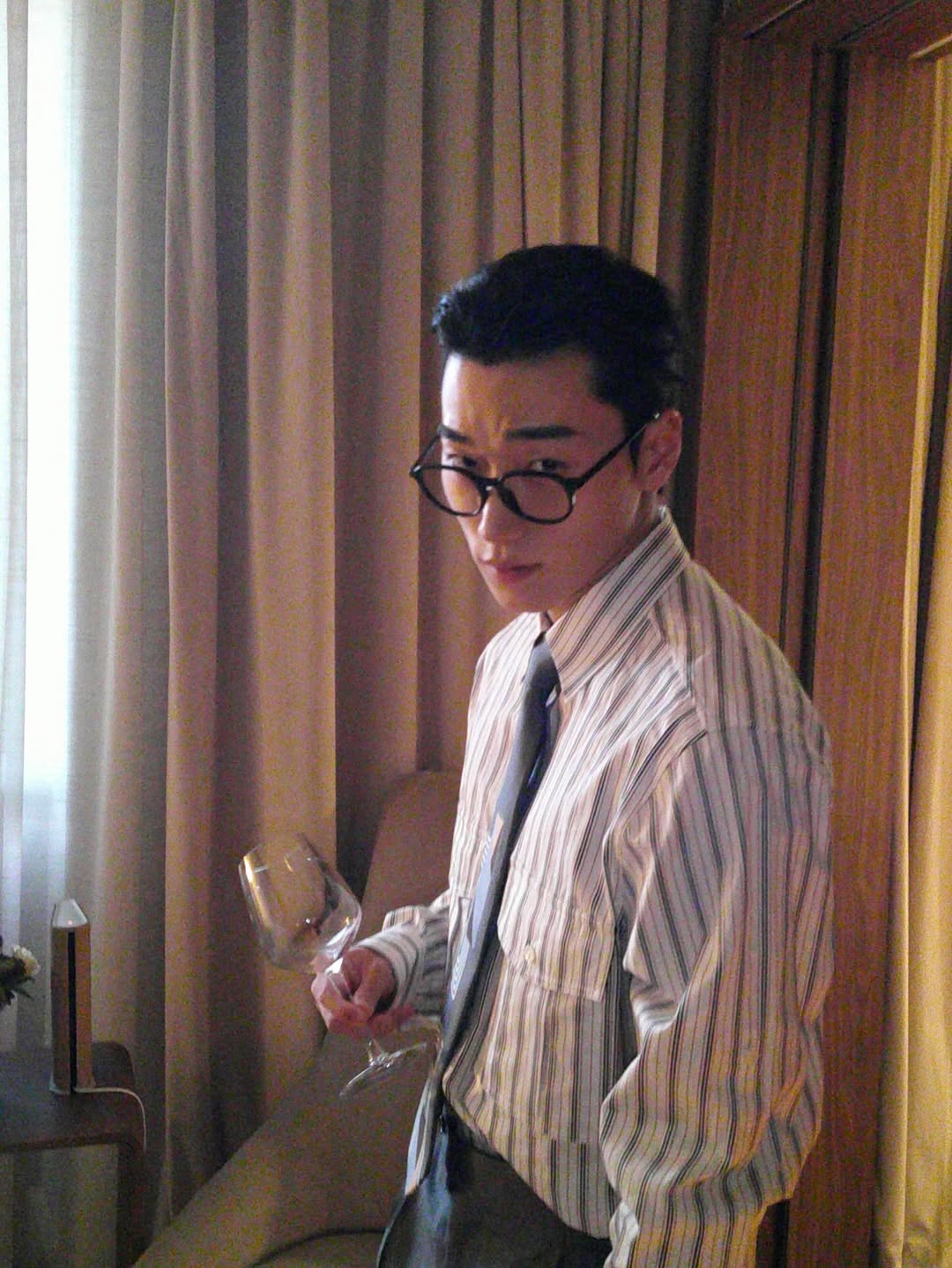 Hot Nerd 性感書呆子風格解析 | 從許光漢、Ryan Goslingy到Jonathan Bailey，金絲眼鏡如何成為造型關鍵