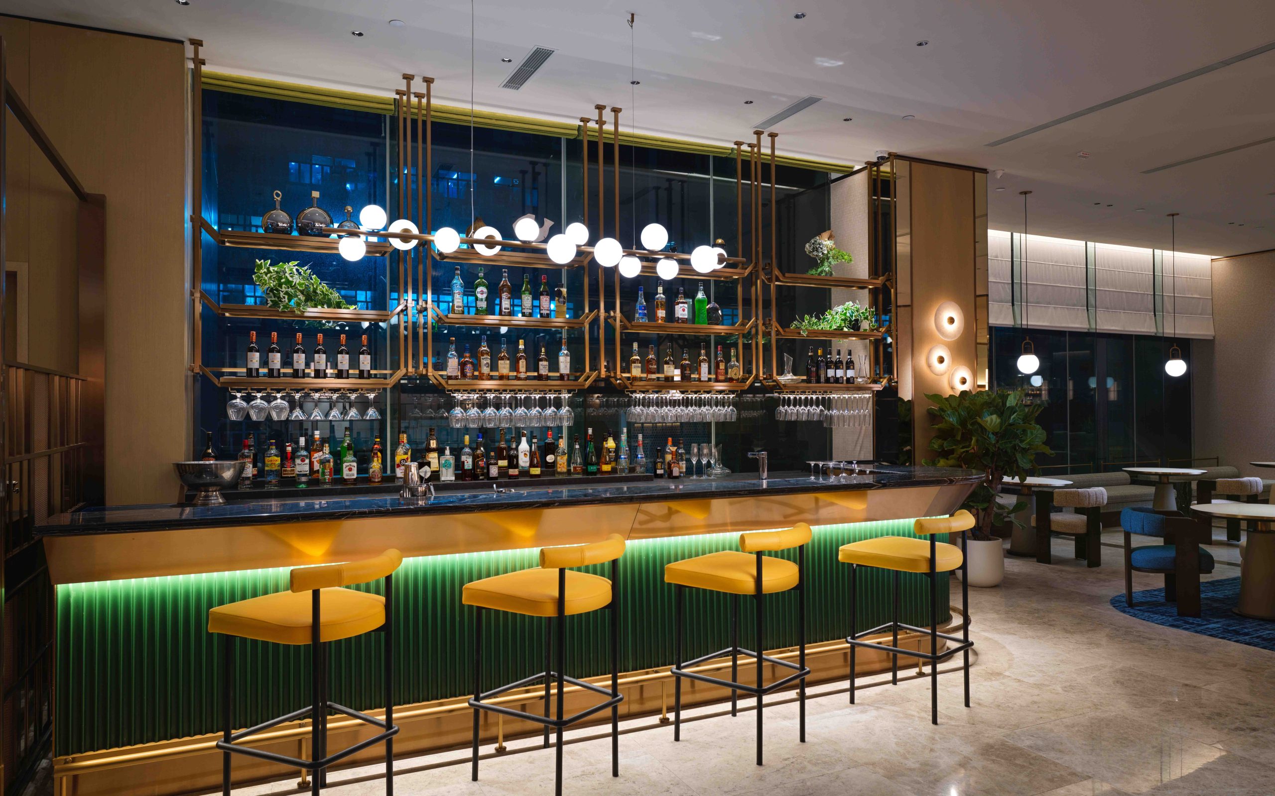 Nina Communal配備了備餐設施、時尚酒吧，以及精心規劃的座位分區，滿足賓客各項需求。PHOTO / Nina Hotel Island South