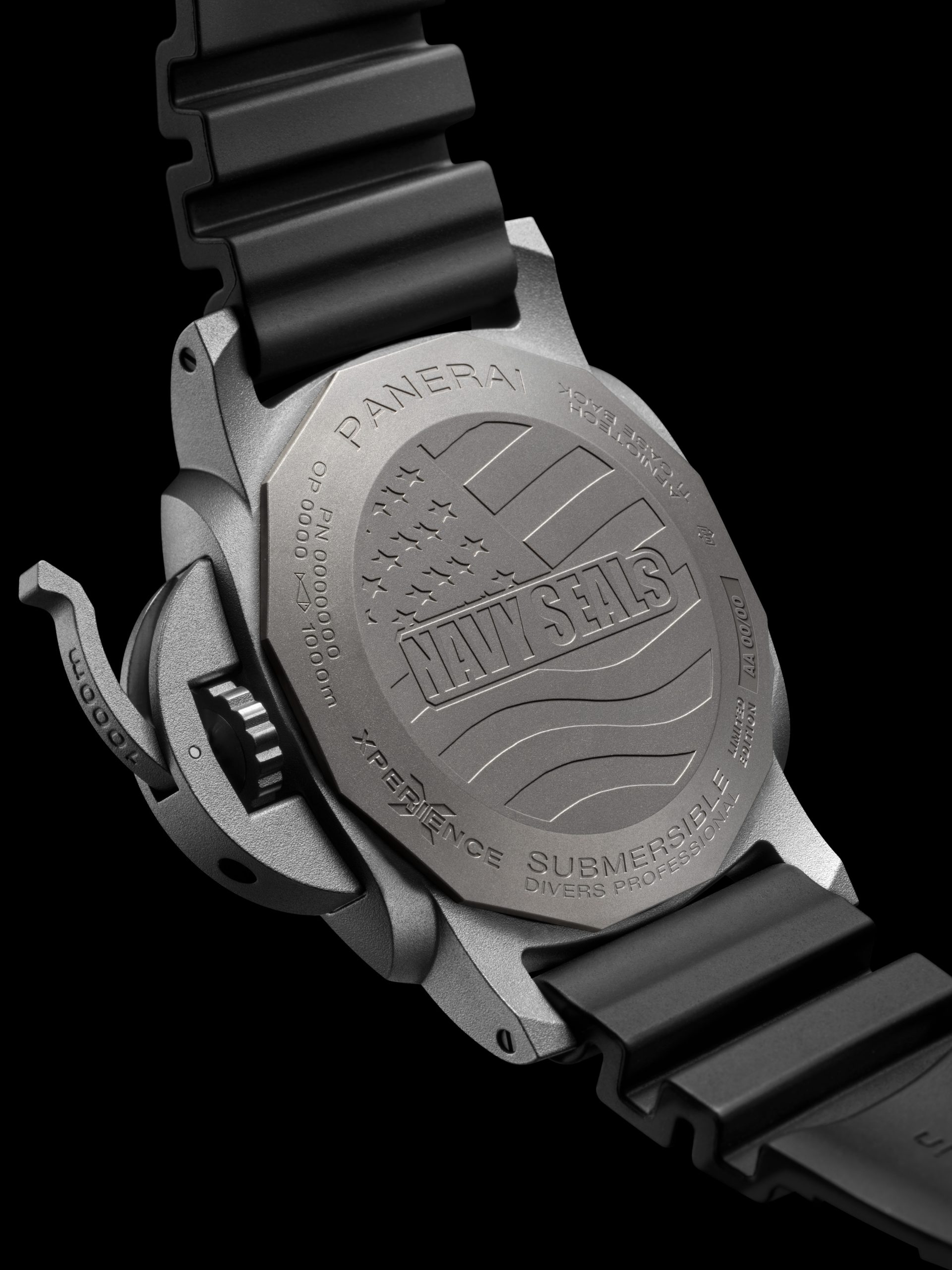 淺黃色點綴呼應Navy SEALs部隊的標誌性顏色，而密封式錶背刻有美國Navy SEALs部隊標誌，裝飾細節呼應體驗之旅主題。PHOTO/ PANERAI