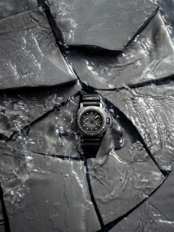 Panerai全新Submersible Navy SEALs Afniotech體驗版腕錶擁有者將獲品牌邀請，遠赴美國參加一場以Navy SEALs 部隊紀律與堅韌為靈感的冒險之旅。PHOTO/ PANERAI