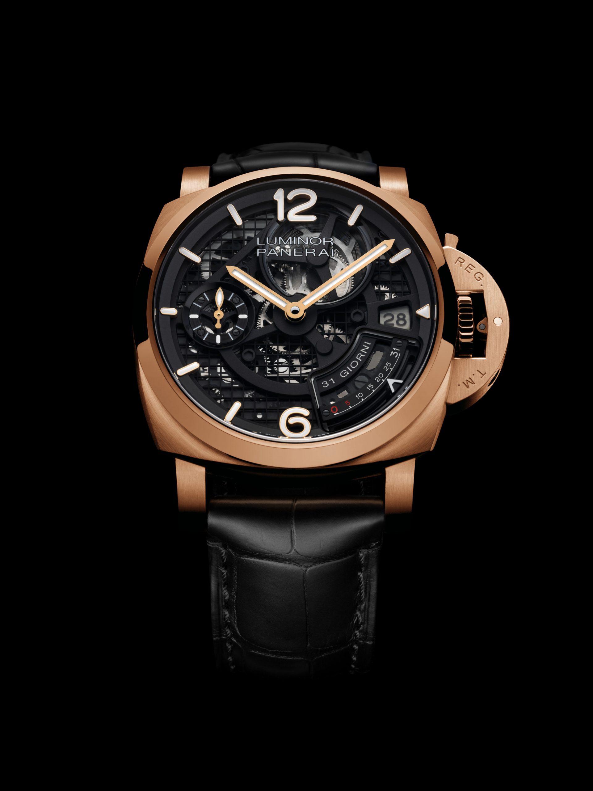 新作配備黑色鱷魚皮錶帶、Panerai Goldtech折疊錶扣及Panerai專利錶帶快拆系統；另附黑色橡膠錶帶。PHOTO/ PANERAI