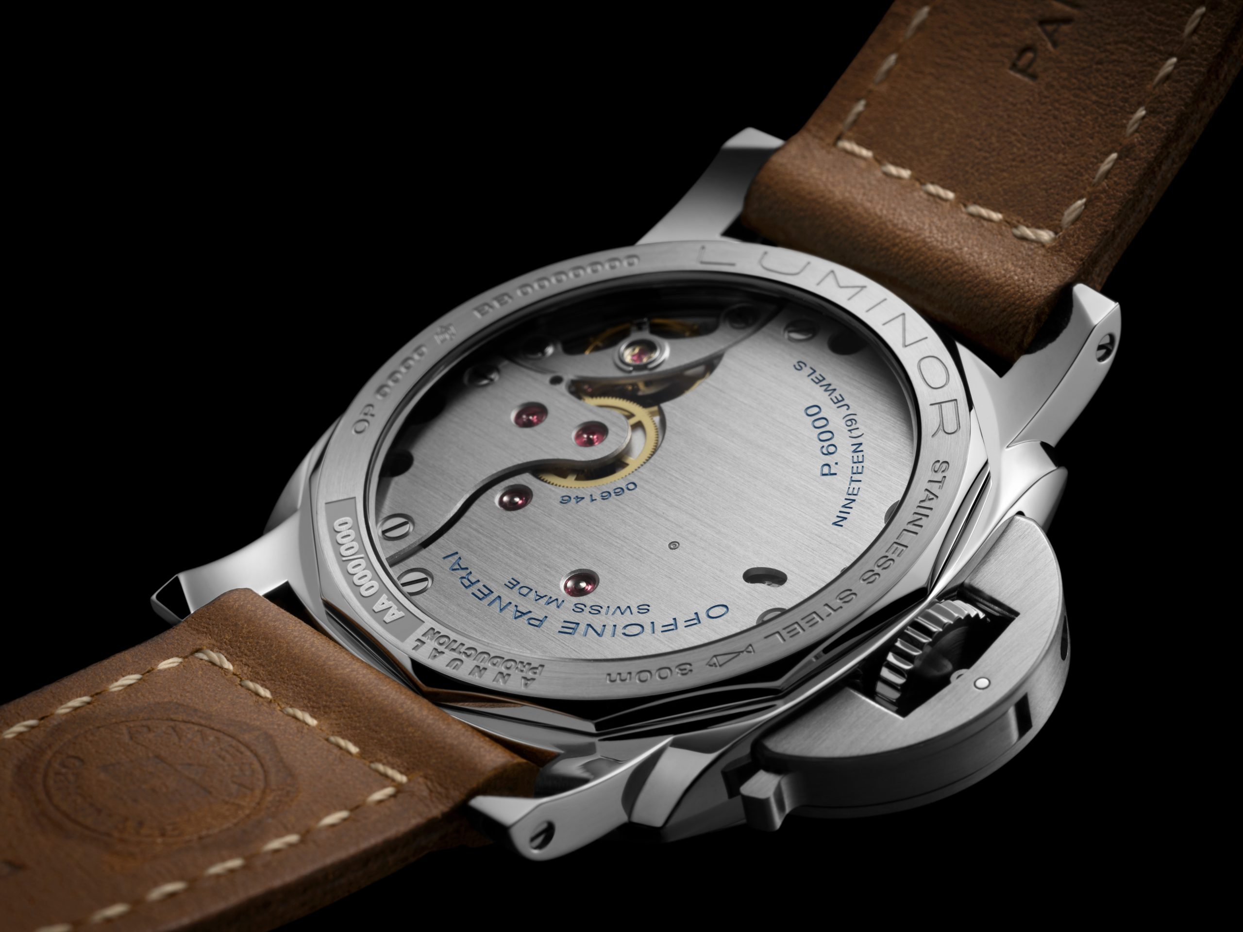 PAM01732腕錶也配備P.6000機芯，機芯直徑為15 1⁄2法分，擺輪振頻每小時21,600次，以橫跨式擺輪夾板固定，此結構有助提升調速系統的穩定性。PHOTO/ PANERAI