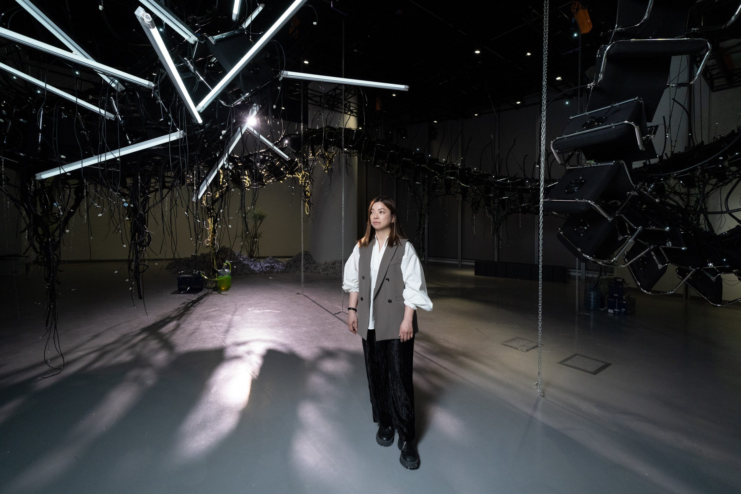 本地藝術家許方華在場地構建一個漂浮於現實與虛構邊界的「異托邦」，探討AI如何令原本清晰的人機邊界被「稀釋」成一種流動、透明的協商狀態。PHOTO / HKADC