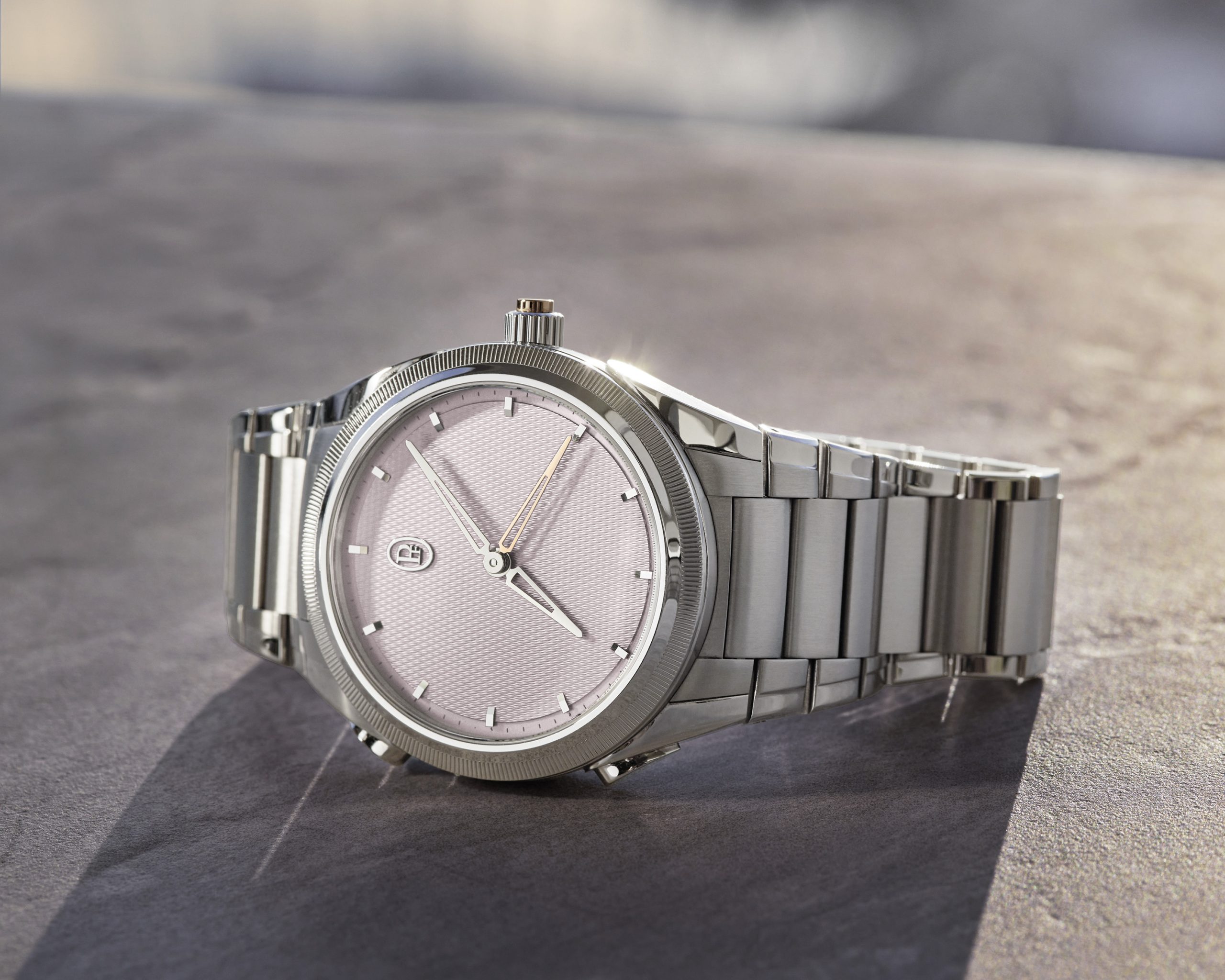 Parmigiani Fleurier帕瑪強尼推出Tonda PF Minute Rattrapante Arctic Rose極地玫瑰精鋼腕錶，搭載極地玫瑰淺粉紅色「格狀大麥粒」手工璣鏤飾紋錶盤，優雅含蓄。PHOTO/ PARMIGIANI FLEURIER