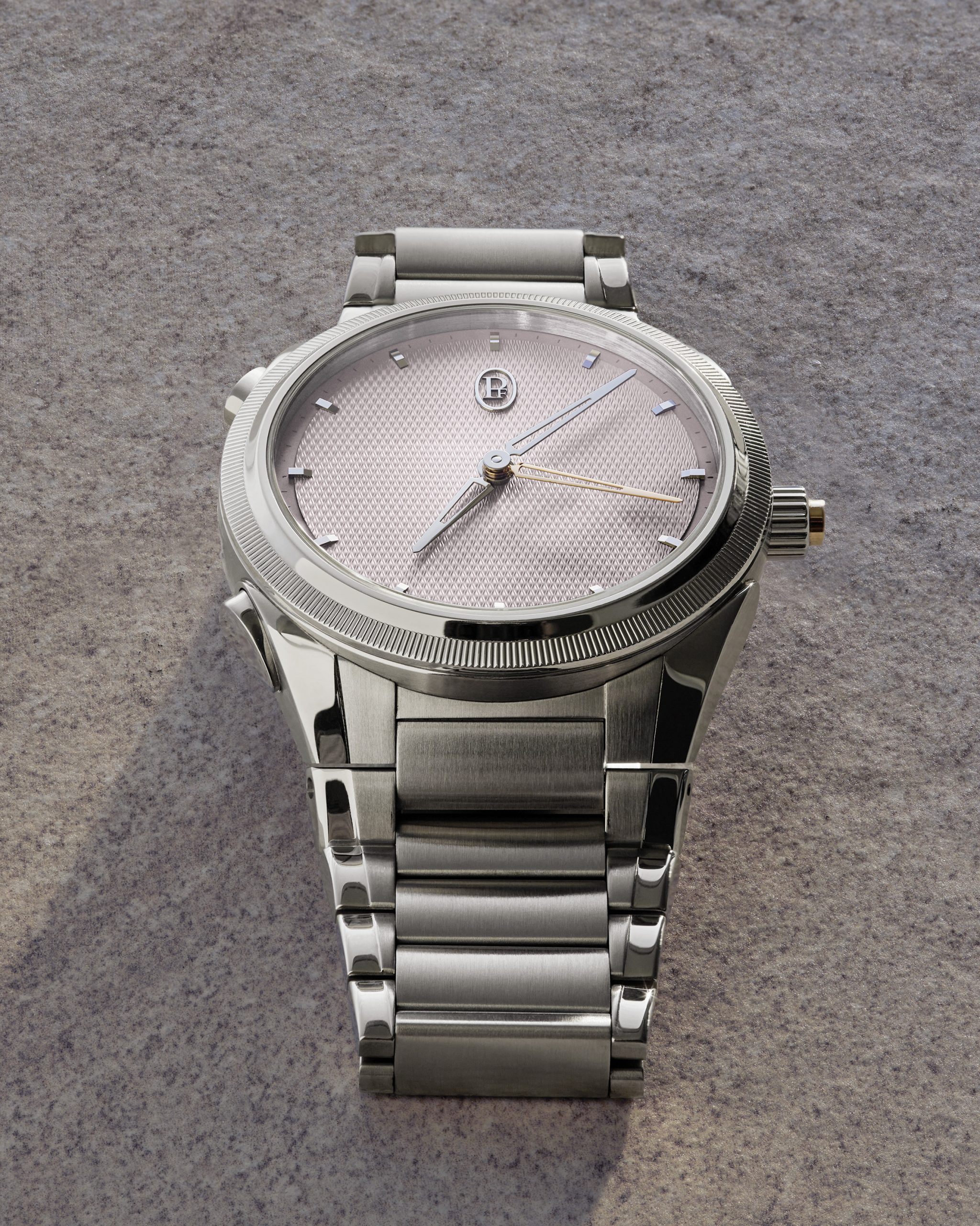 錶盤中央設有鏤空時針、一根鏤空分針、一根鏤空玫瑰金倒數計時分針，以極簡佈局提供倒數計時功能。PHOTO/ PARMIGIANI FLEURIER