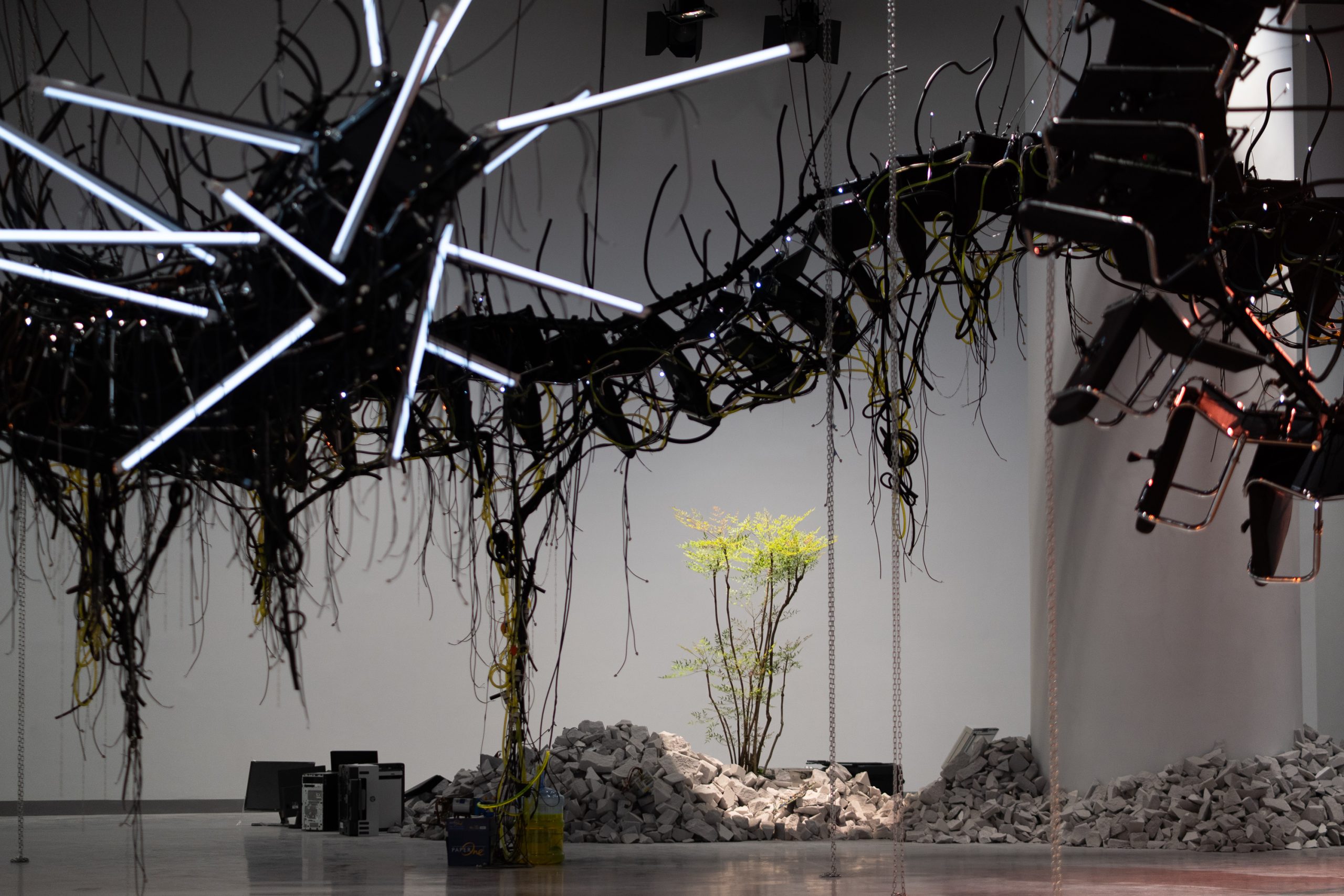 透過《慢速運算》，感受上⼀代辦公室的速度節奏，同時在被留下空白的空間中探索屬於個人的感知。PHOTO / HKADC