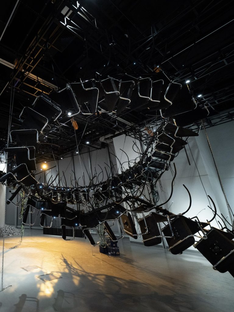 從辦公室孕育的42米巨獸 | AI時代下被稀釋成透明的人機邊界