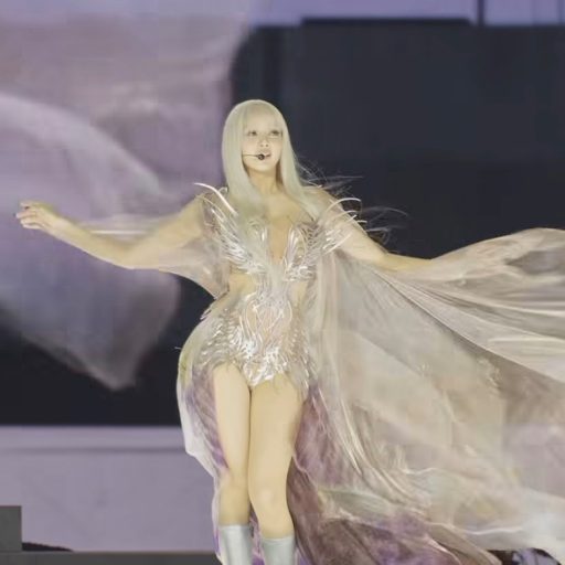 Coachella 2026舞台造型放送 | Sabrina Carpenter、Justin Bieber與BIGBANG等如何重塑明星穿搭語言