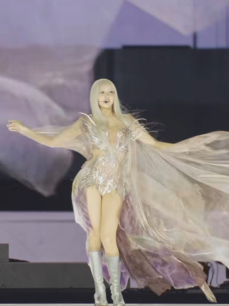 Coachella 2026舞台造型放送 | Sabrina Carpenter、Justin Bieber與BIGBANG等如何重塑明星穿搭語言