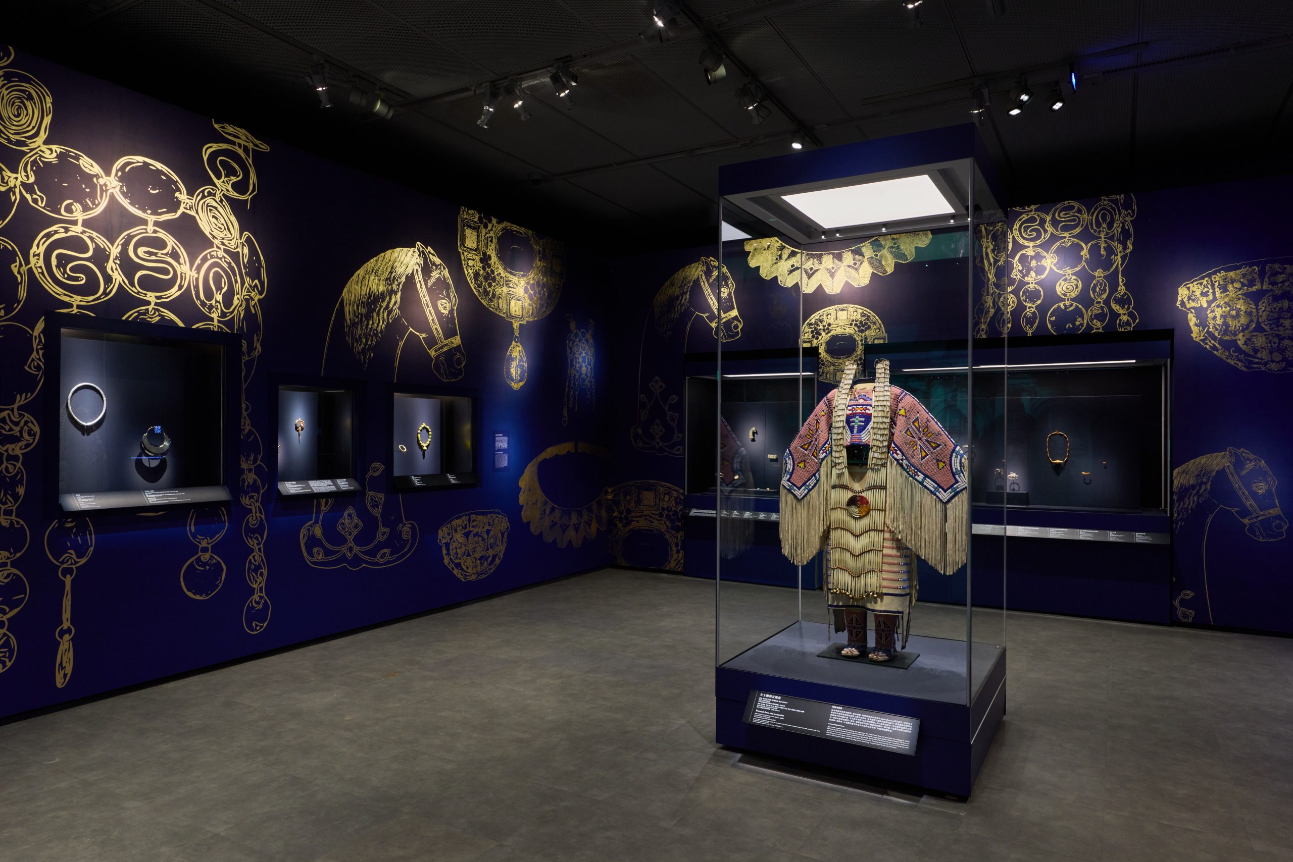 第五單元「工藝與創新——絢麗之軀」的焦點展品之一珠飾連身裙，透過Adobe Illustrator軟件設計及拉科塔部落的工藝製成，完美體現傳統與創新的結合。PHOTO / Hong Kong Palace Museum