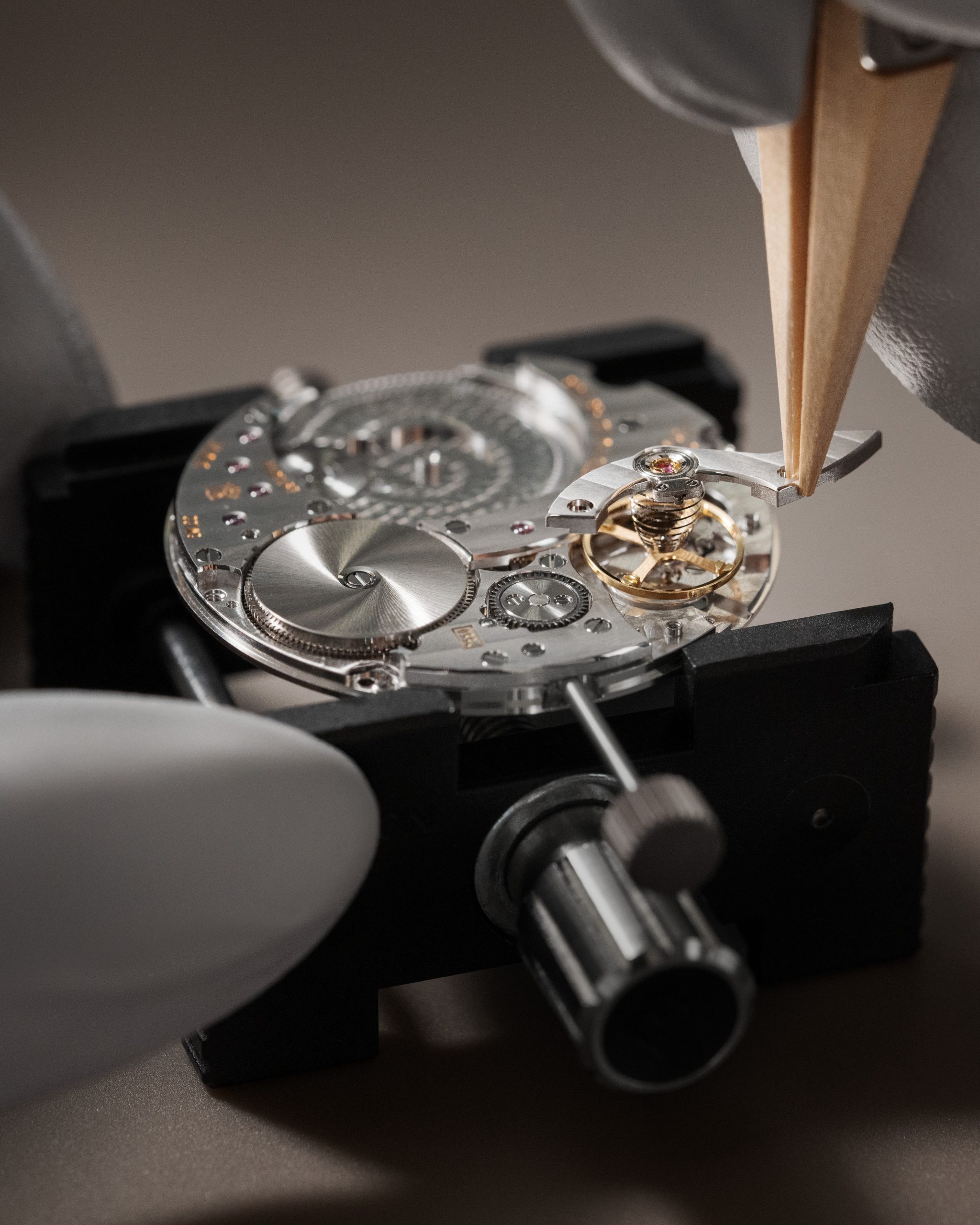 機芯設有懸浮式雙發條盒，提供80小時動力儲存。PHOTO/ VACHERON CONSTANTIN