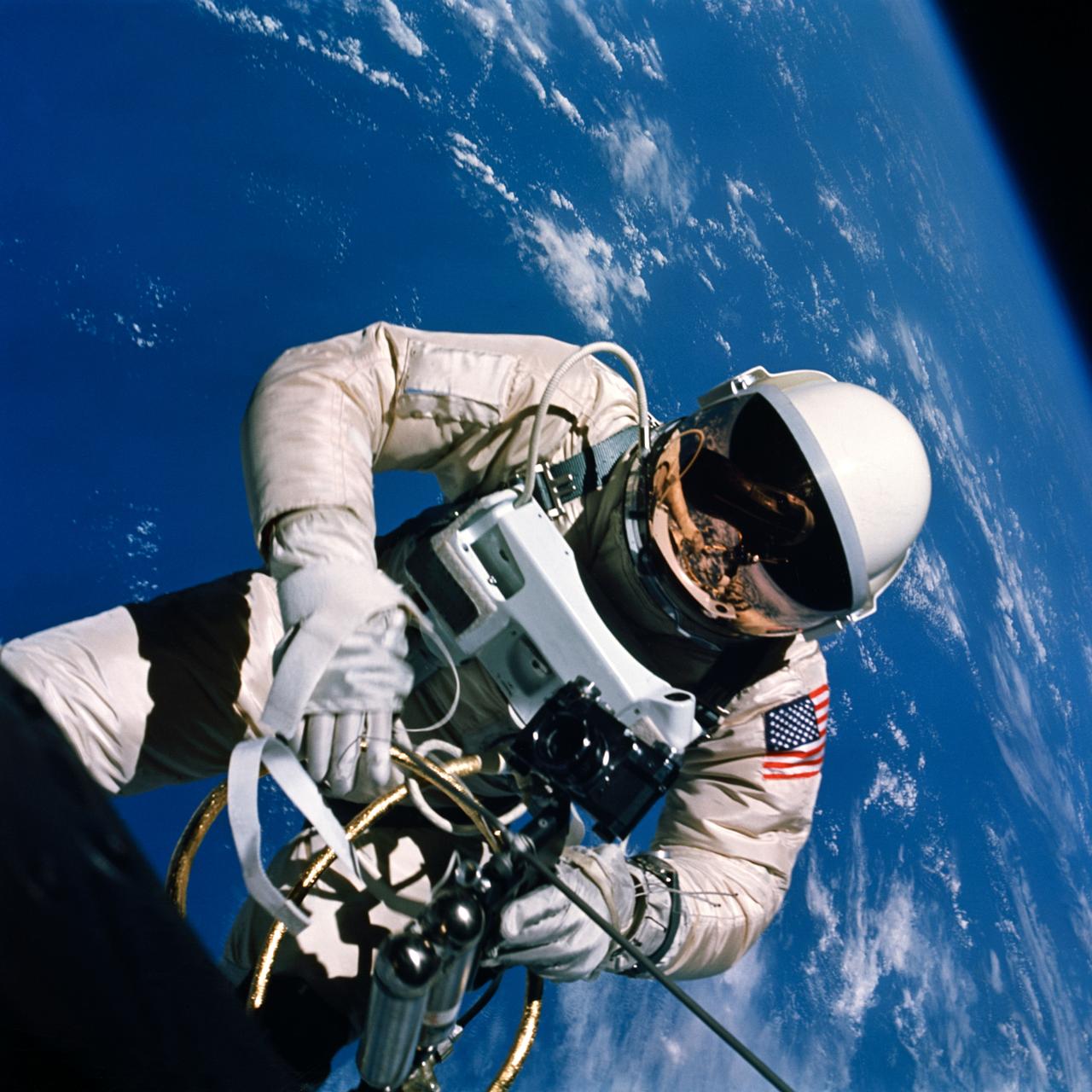 James McDivitt在1965年以相機記錄Ed White在太空漂浮的永恆瞬間。PHOTO / NASA