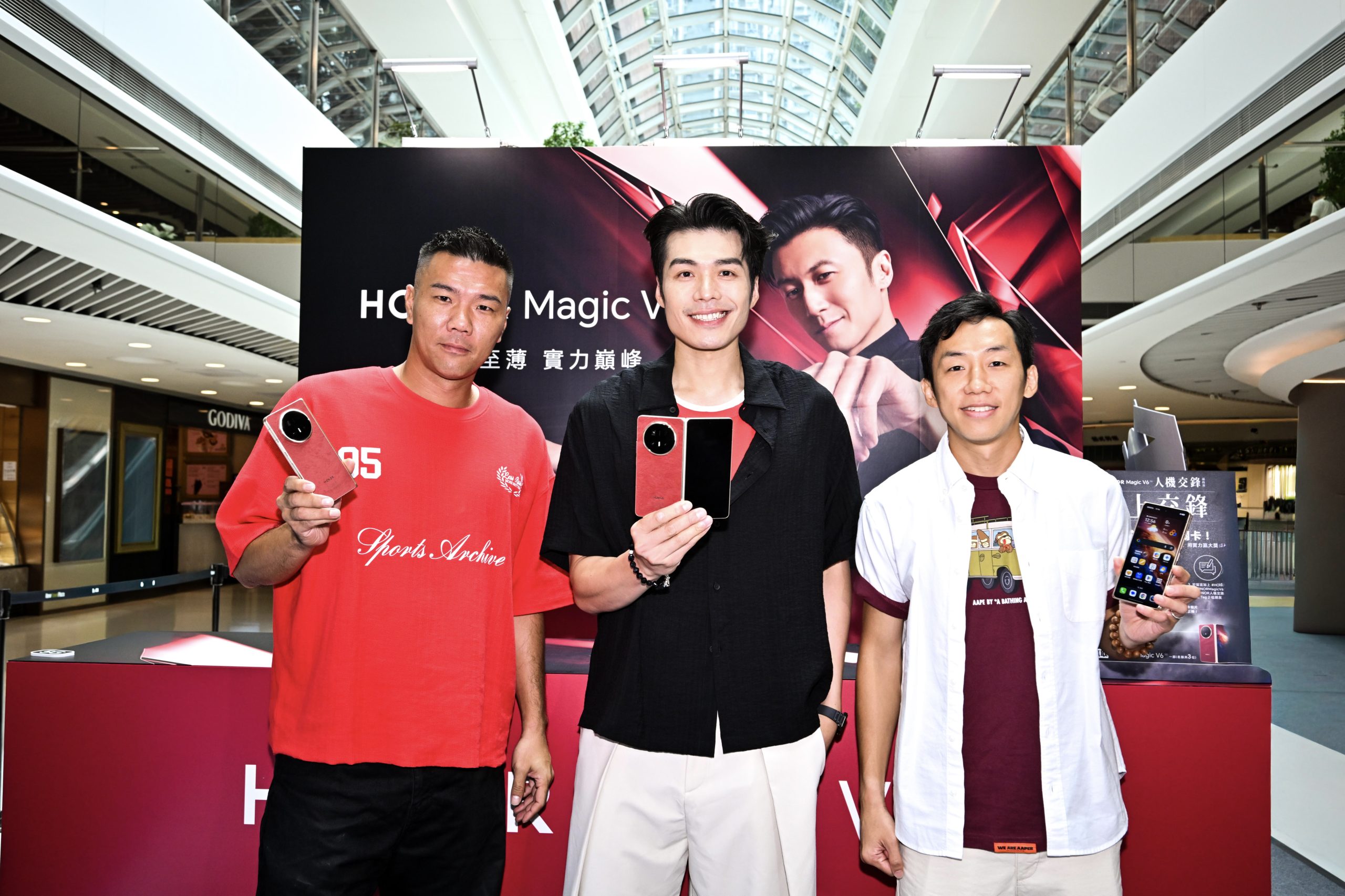 曹星如、陳肇麒和張小倫三位香港體壇傳奇名將早前出席「HONOR Magic V6人機交鋒競技賽」活動。PHOTO / HONOR
